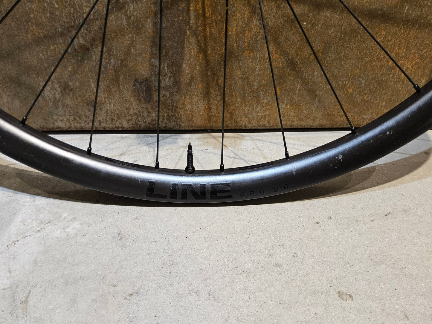 Laufrad/Laufradsatz von Bontrager, BONTRAGER LINE PRO 30 CARBON LAUFRADSATZ 29 / 27,5 ZOLL DISC XD - FREILAUF vor USEDBIKES - OB.DE Hintergrund