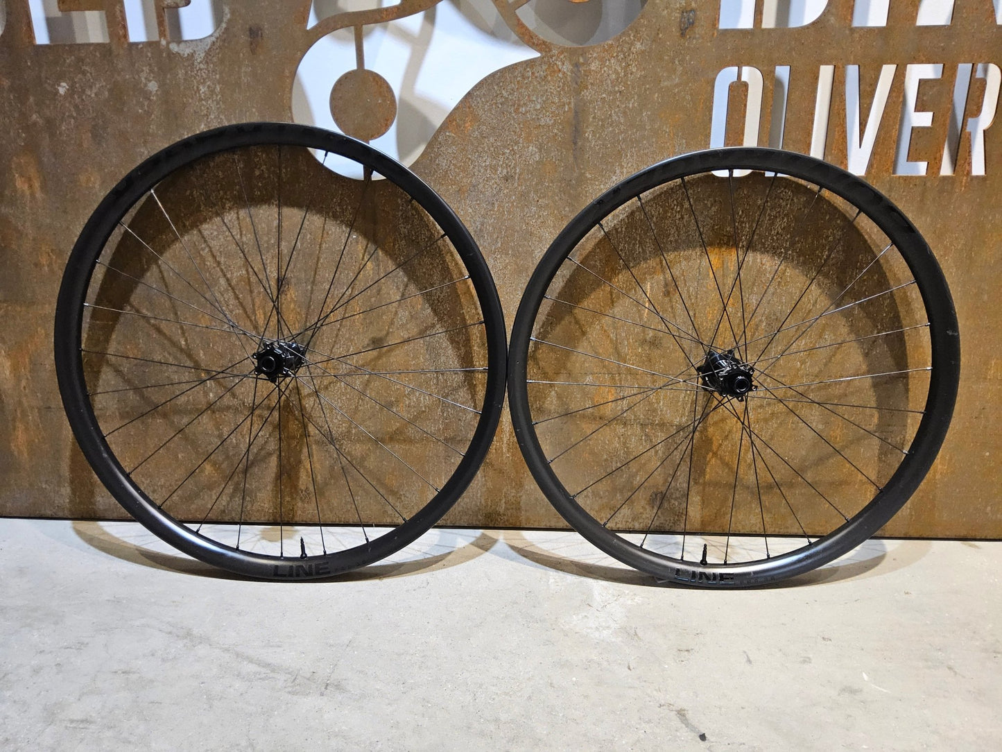 Laufrad/Laufradsatz von Bontrager, BONTRAGER LINE PRO 30 CARBON LAUFRADSATZ 29 / 27,5 ZOLL DISC XD - FREILAUF vor USEDBIKES - OB.DE Hintergrund
