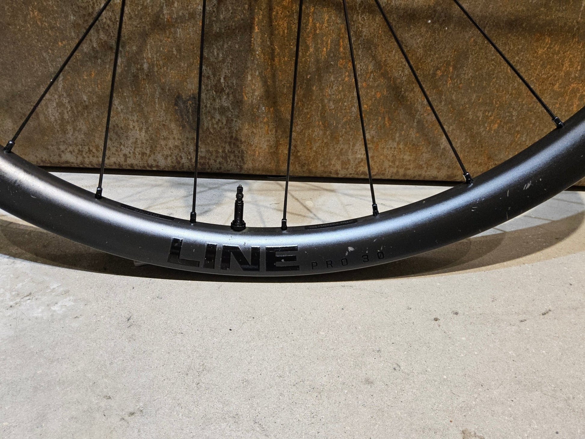 Laufrad/Laufradsatz von Bontrager, BONTRAGER LINE PRO 30 CARBON LAUFRADSATZ 29 / 27,5 ZOLL DISC XD - FREILAUF vor USEDBIKES - OB.DE Hintergrund