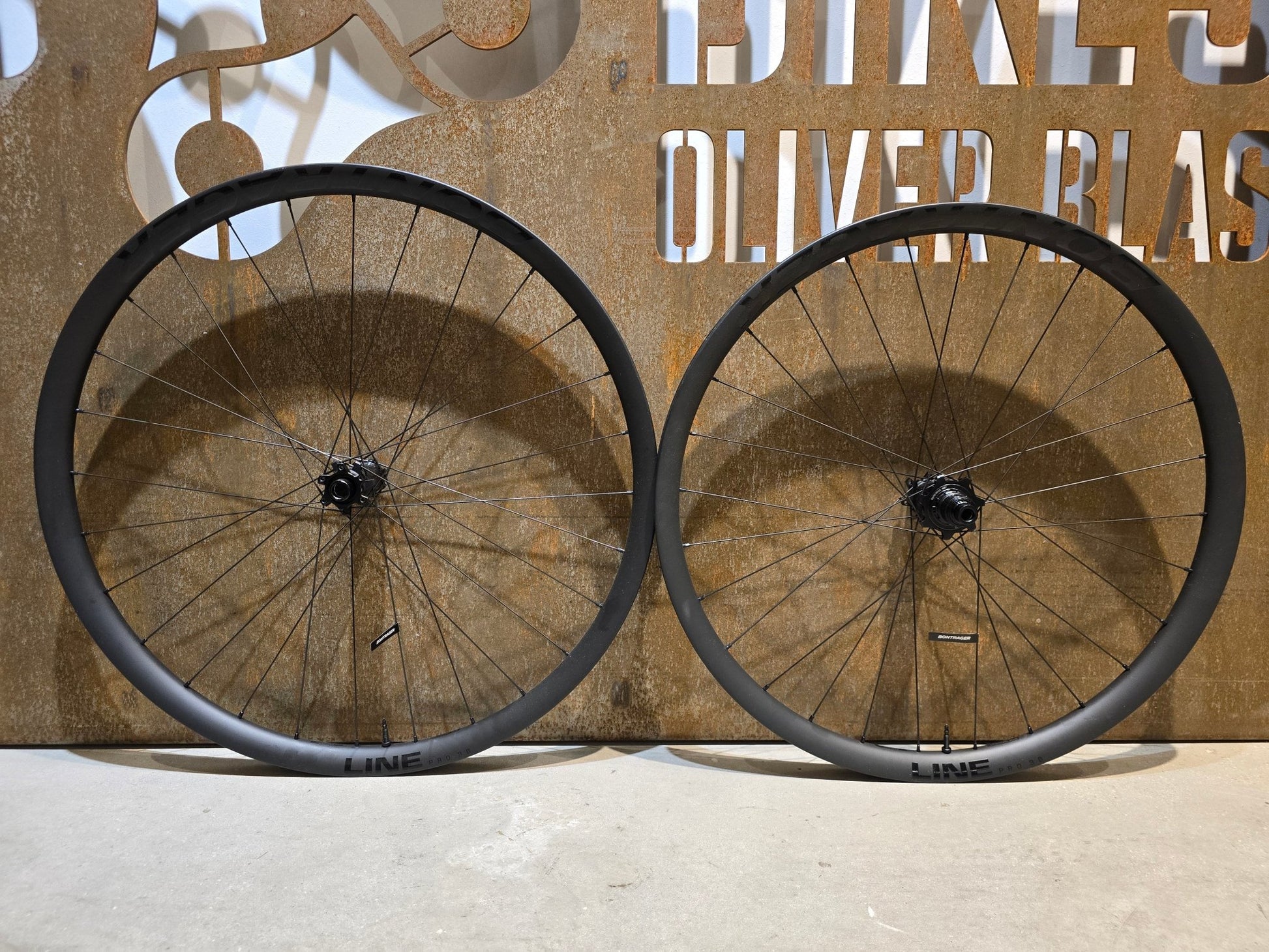 Laufrad/Laufradsatz von Bontrager, BONTRAGER LINE PRO 30 CARBON LAUFRADSATZ 29 / 27,5 ZOLL DISC XD - FREILAUF in variant_title vor USEDBIKES - OB.DE Hintergrund