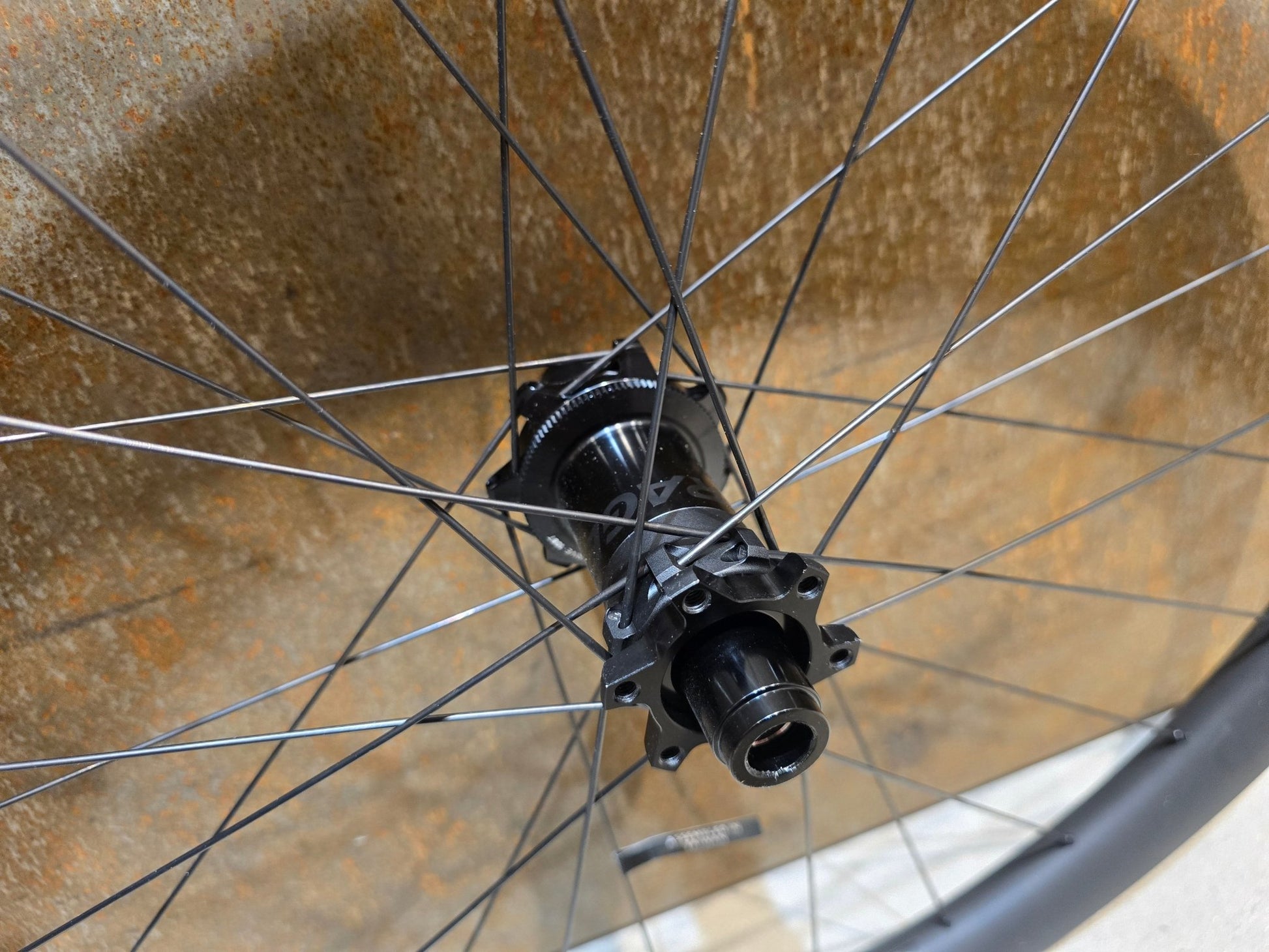 Laufrad/Laufradsatz von Bontrager, BONTRAGER LINE PRO 30 CARBON LAUFRADSATZ 29 / 27,5 ZOLL DISC XD - FREILAUF in variant_title vor USEDBIKES - OB.DE Hintergrund