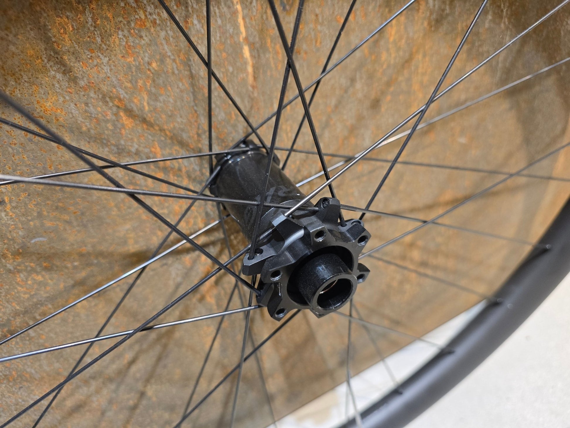 Laufrad/Laufradsatz von Bontrager, BONTRAGER LINE PRO 30 CARBON LAUFRADSATZ 29 / 27,5 ZOLL DISC XD - FREILAUF in variant_title vor USEDBIKES - OB.DE Hintergrund