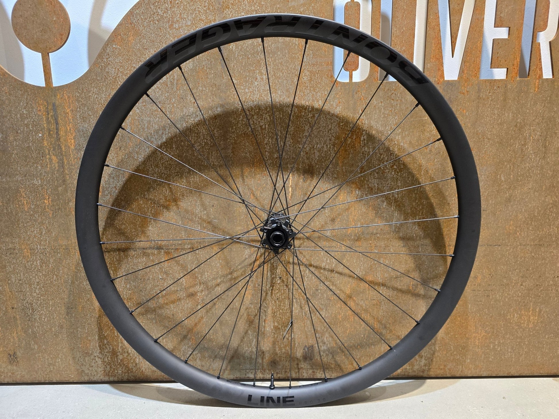 Laufrad/Laufradsatz von Bontrager, BONTRAGER LINE PRO 30 CARBON LAUFRADSATZ 29 / 27,5 ZOLL DISC XD - FREILAUF in variant_title vor USEDBIKES - OB.DE Hintergrund