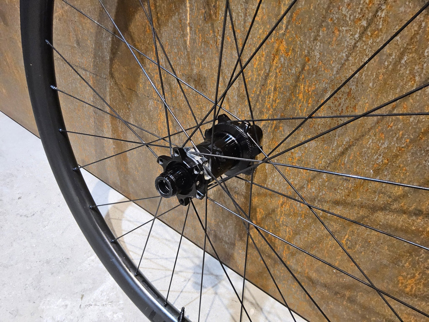 Laufrad/Laufradsatz von Bontrager, BONTRAGER LINE PRO 30 CARBON LAUFRADSATZ 29 / 27,5 ZOLL DISC XD - FREILAUF vor USEDBIKES - OB.DE Hintergrund