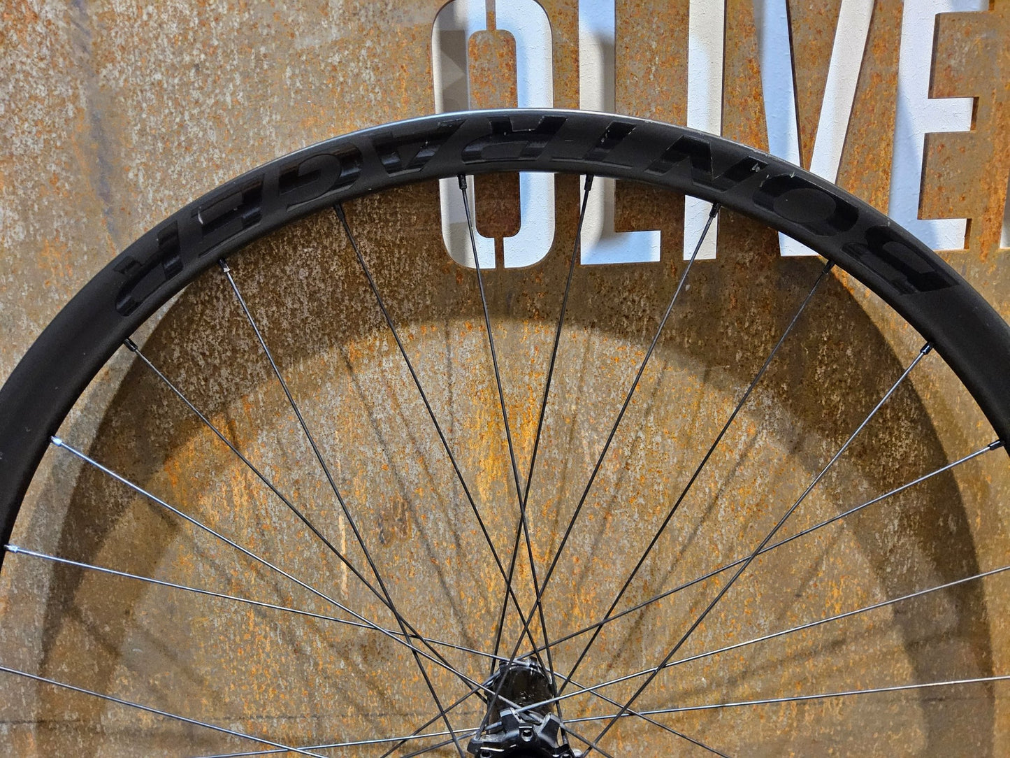 Laufrad/Laufradsatz von Bontrager, BONTRAGER LINE PRO 30 CARBON LAUFRADSATZ 29 / 27,5 ZOLL DISC XD - FREILAUF vor USEDBIKES - OB.DE Hintergrund
