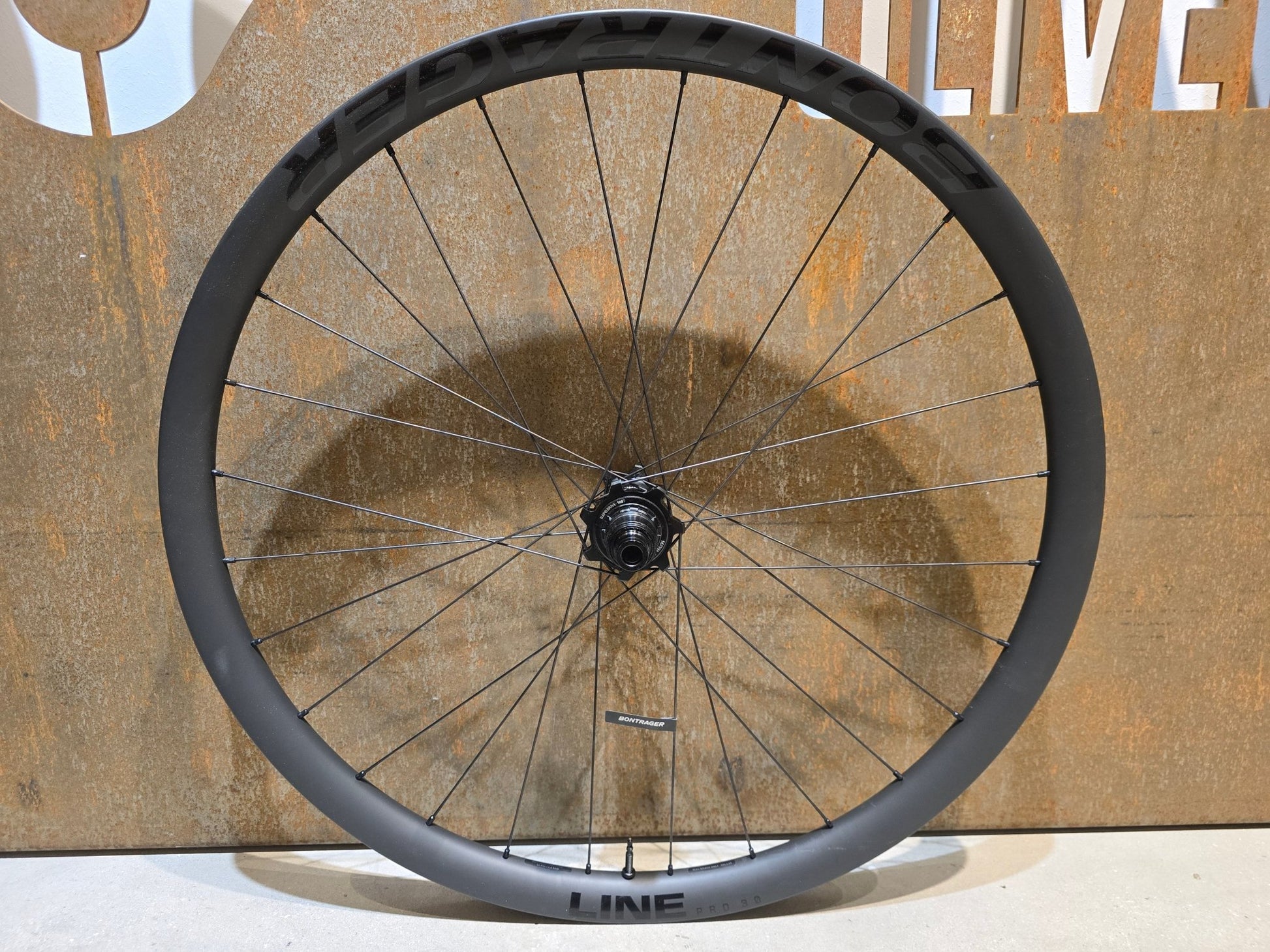 Laufrad/Laufradsatz von Bontrager, BONTRAGER LINE PRO 30 CARBON LAUFRADSATZ 29 / 27,5 ZOLL DISC XD - FREILAUF in variant_title vor USEDBIKES - OB.DE Hintergrund