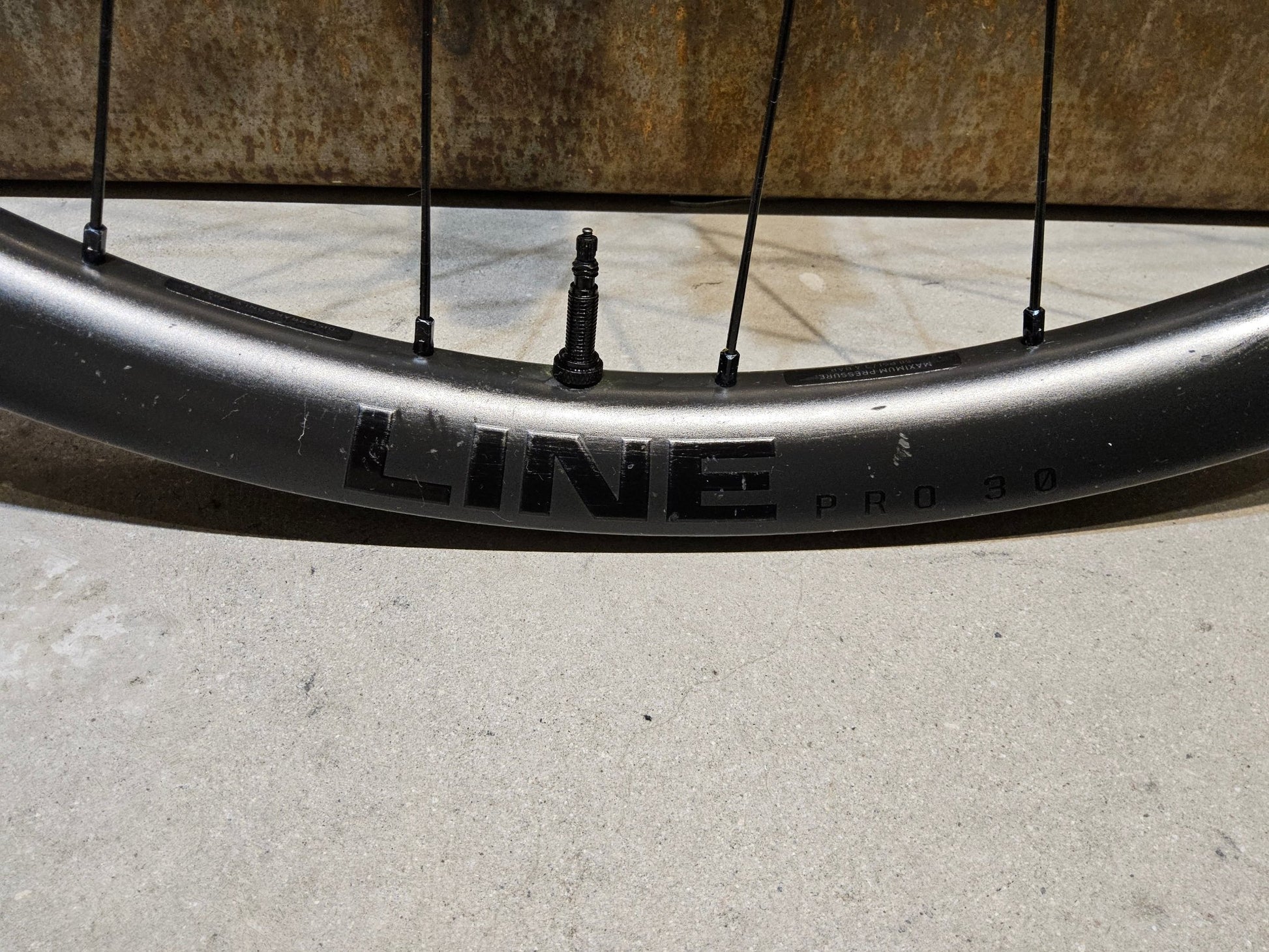 Laufrad/Laufradsatz von Bontrager, BONTRAGER LINE PRO 30 CARBON LAUFRADSATZ 29 / 27,5 ZOLL DISC XD - FREILAUF vor USEDBIKES - OB.DE Hintergrund