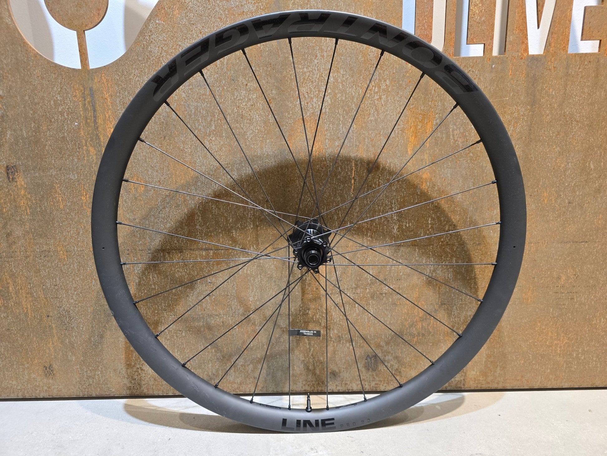 Laufrad/Laufradsatz von Bontrager, BONTRAGER LINE PRO 30 CARBON LAUFRADSATZ 29 / 27,5 ZOLL DISC XD - FREILAUF in variant_title vor USEDBIKES - OB.DE Hintergrund