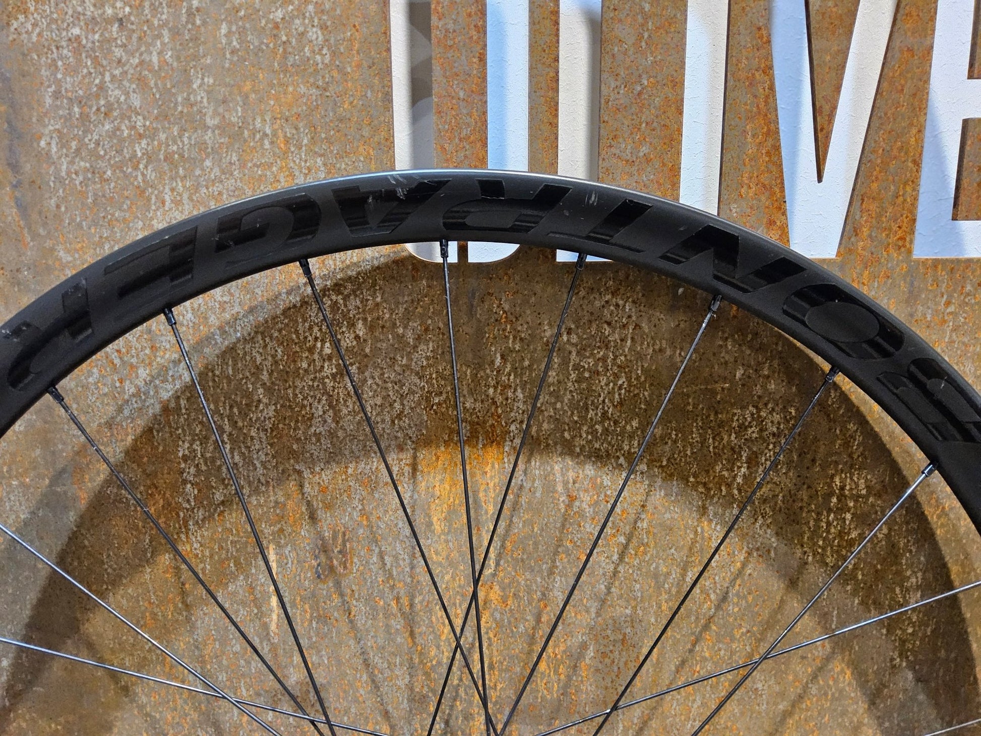 Laufrad/Laufradsatz von Bontrager, BONTRAGER LINE PRO 30 CARBON LAUFRADSATZ 29 / 27,5 ZOLL DISC XD - FREILAUF vor USEDBIKES - OB.DE Hintergrund