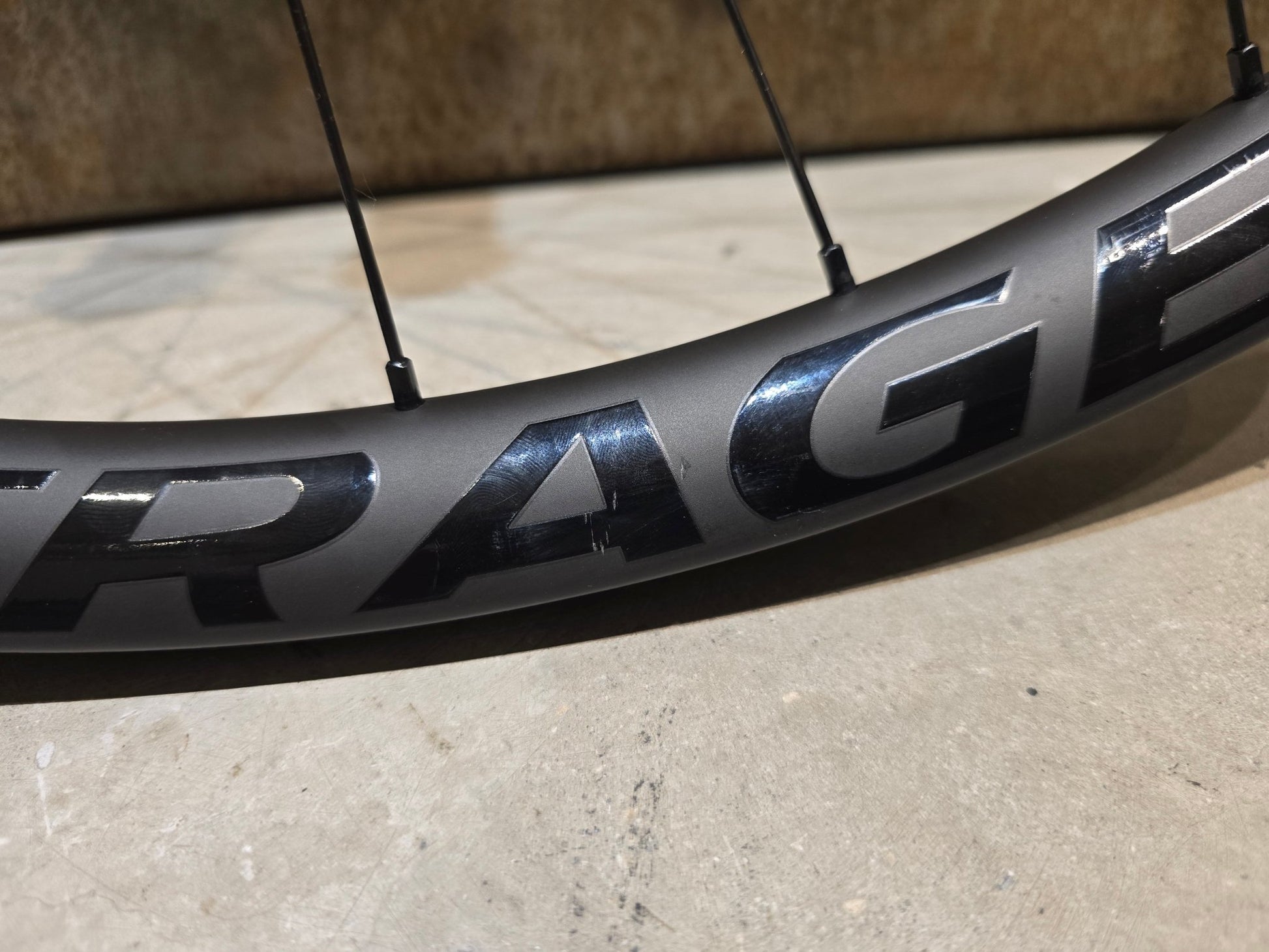 Laufrad/Laufradsatz von Bontrager, BONTRAGER LINE PRO 30 CARBON LAUFRADSATZ 29 / 27,5 ZOLL DISC XD - FREILAUF in variant_title vor USEDBIKES - OB.DE Hintergrund