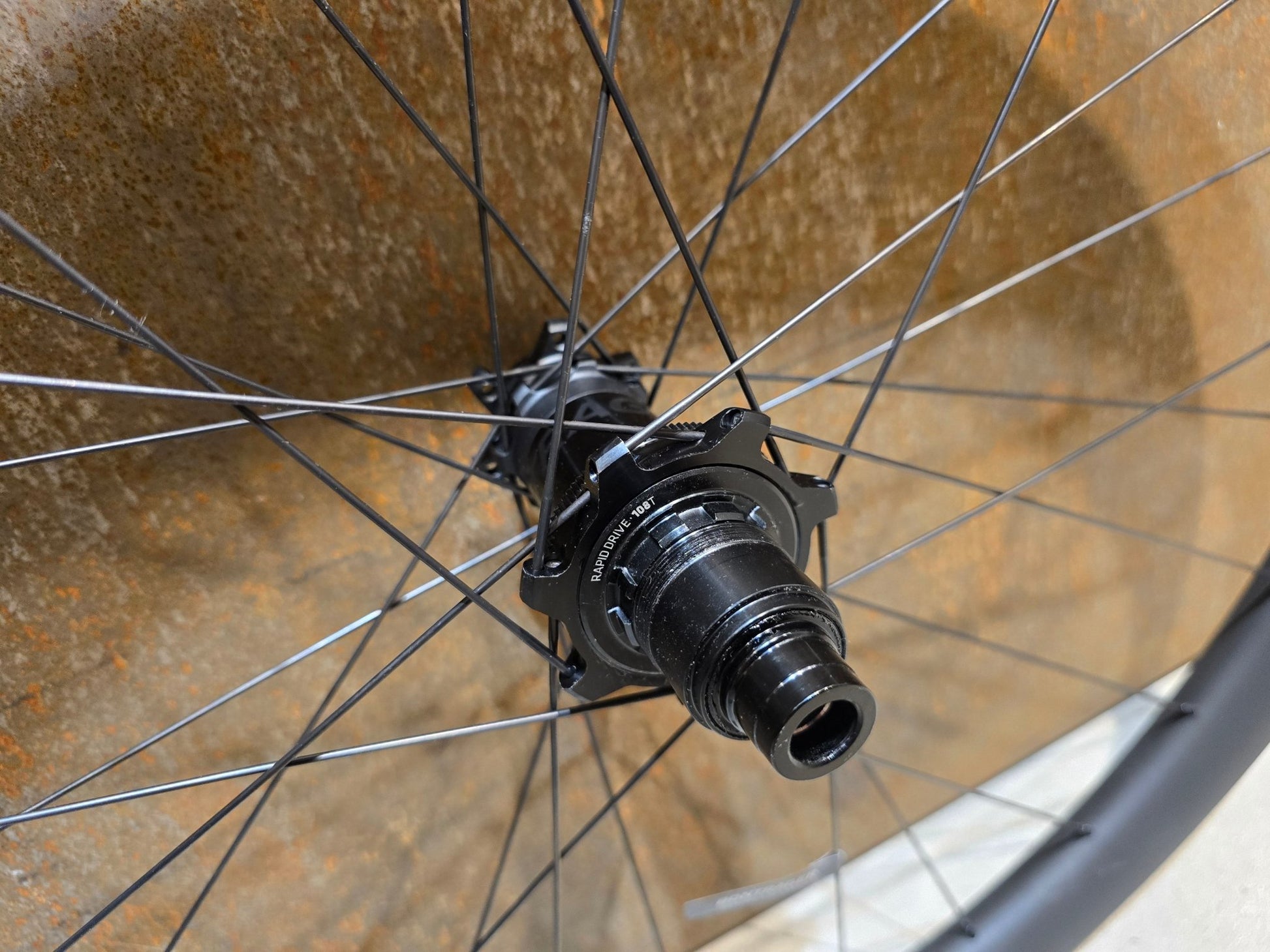 Laufrad/Laufradsatz von Bontrager, BONTRAGER LINE PRO 30 CARBON LAUFRADSATZ 29 / 27,5 ZOLL DISC XD - FREILAUF in variant_title vor USEDBIKES - OB.DE Hintergrund