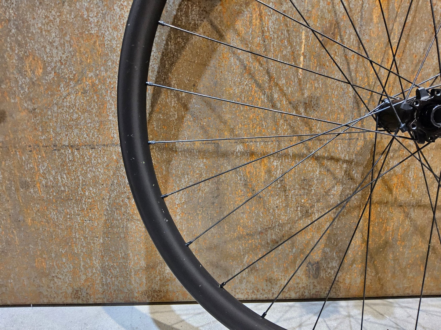 Laufrad/Laufradsatz von Bontrager, BONTRAGER LINE PRO 30 CARBON LAUFRADSATZ 29 / 27,5 ZOLL DISC XD - FREILAUF vor USEDBIKES - OB.DE Hintergrund