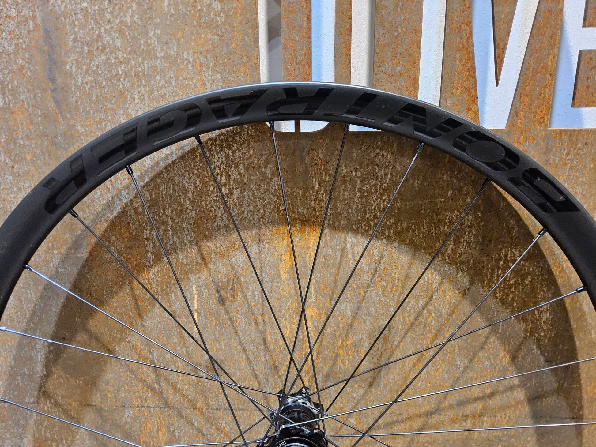 Laufrad/Laufradsatz von Bontrager, BONTRAGER LINE PRO 30 CARBON LAUFRADSATZ 29 / 27,5 ZOLL DISC XD - FREILAUF vor USEDBIKES - OB.DE Hintergrund