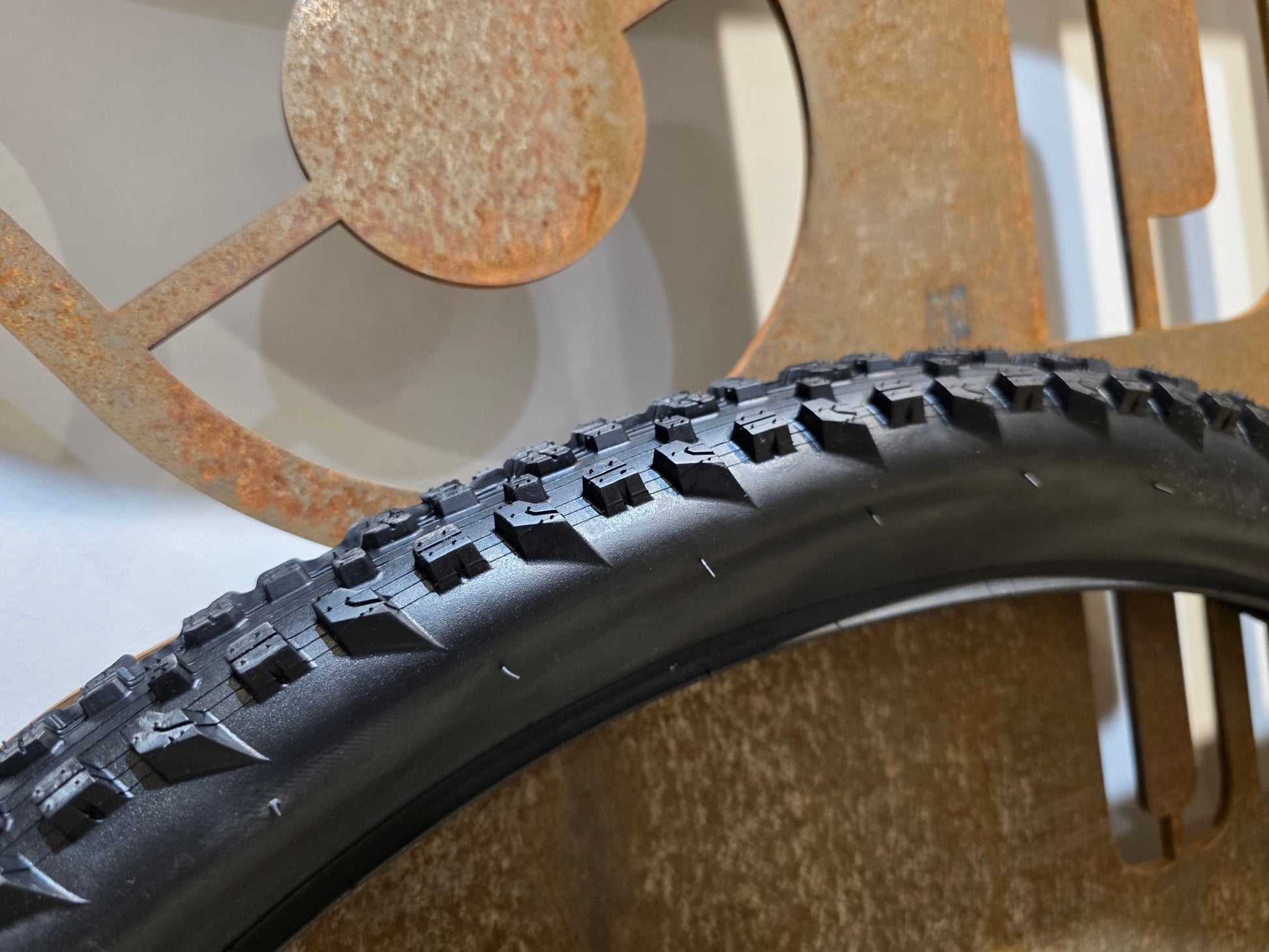 Reifen von Bontrager, BONTRAGER MONTROSE COMP XR MOUNTAINBIKE REIFEN 29X2.40 vor USEDBIKES - OB.DE Hintergrund