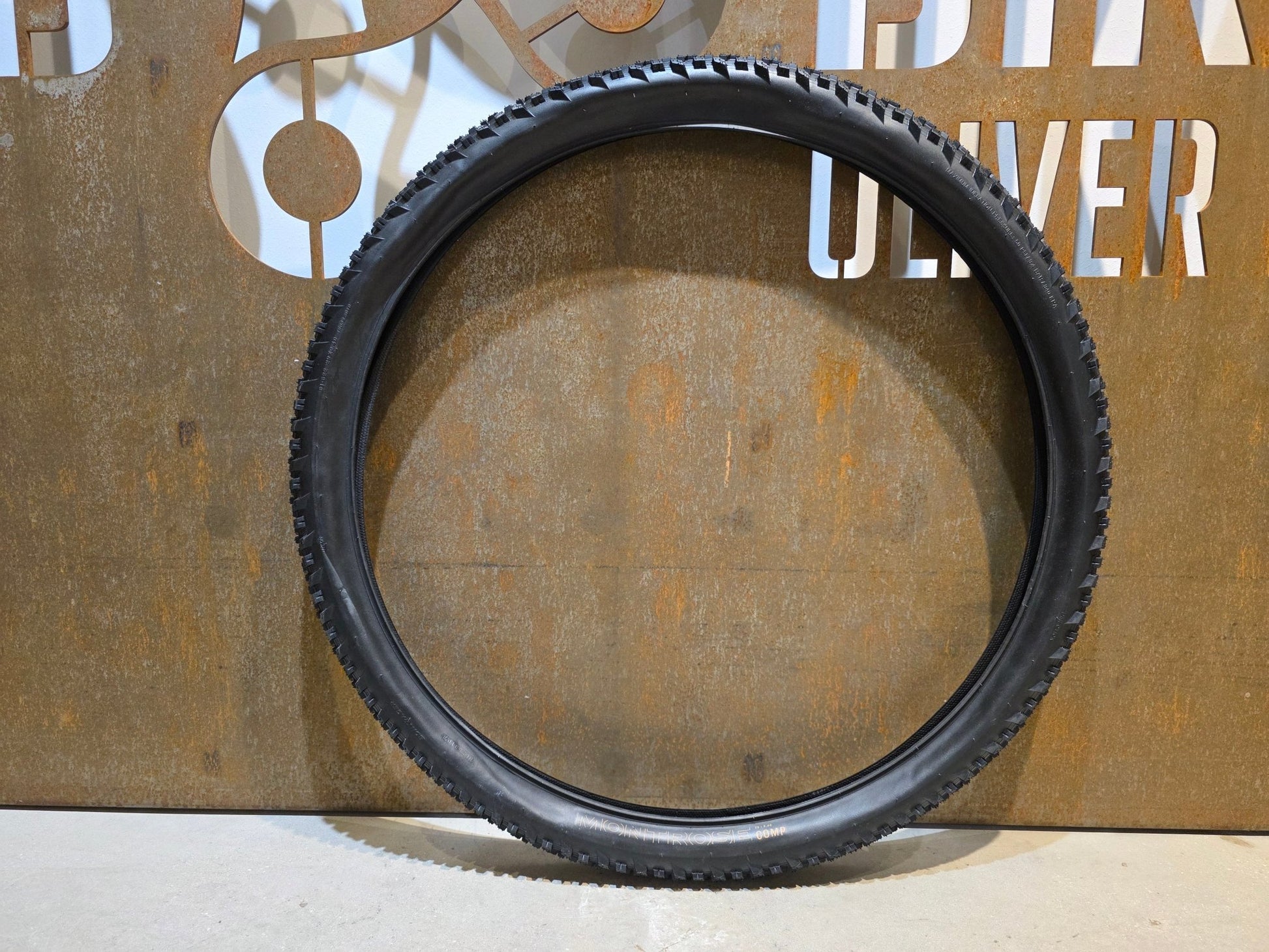 Reifen von Bontrager, BONTRAGER MONTROSE COMP XR MOUNTAINBIKE REIFEN 29X2.40 vor USEDBIKES - OB.DE Hintergrund