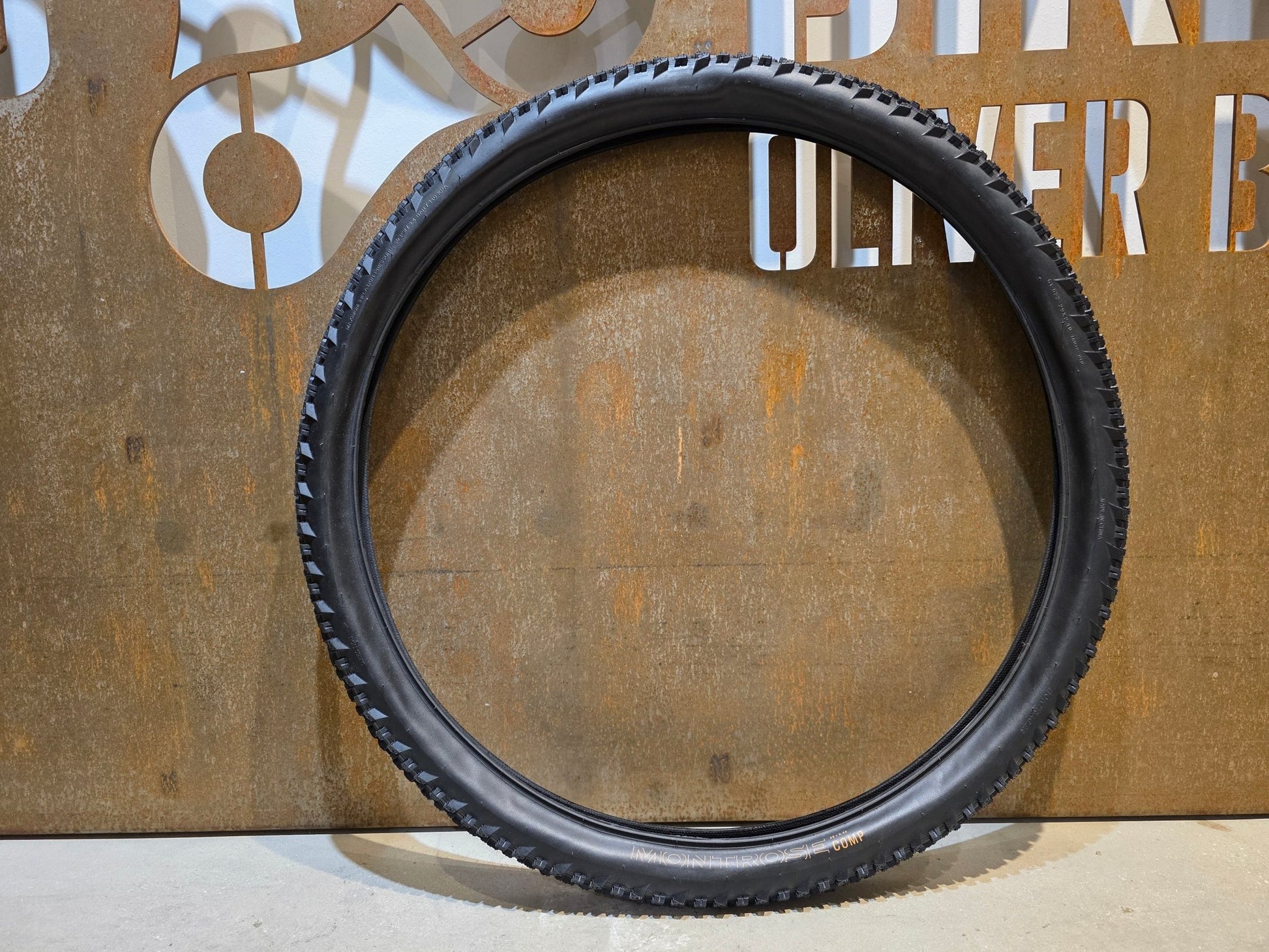 Reifen von Bontrager, BONTRAGER MONTROSE COMP XR MOUNTAINBIKE REIFEN 29X2.40 vor USEDBIKES - OB.DE Hintergrund