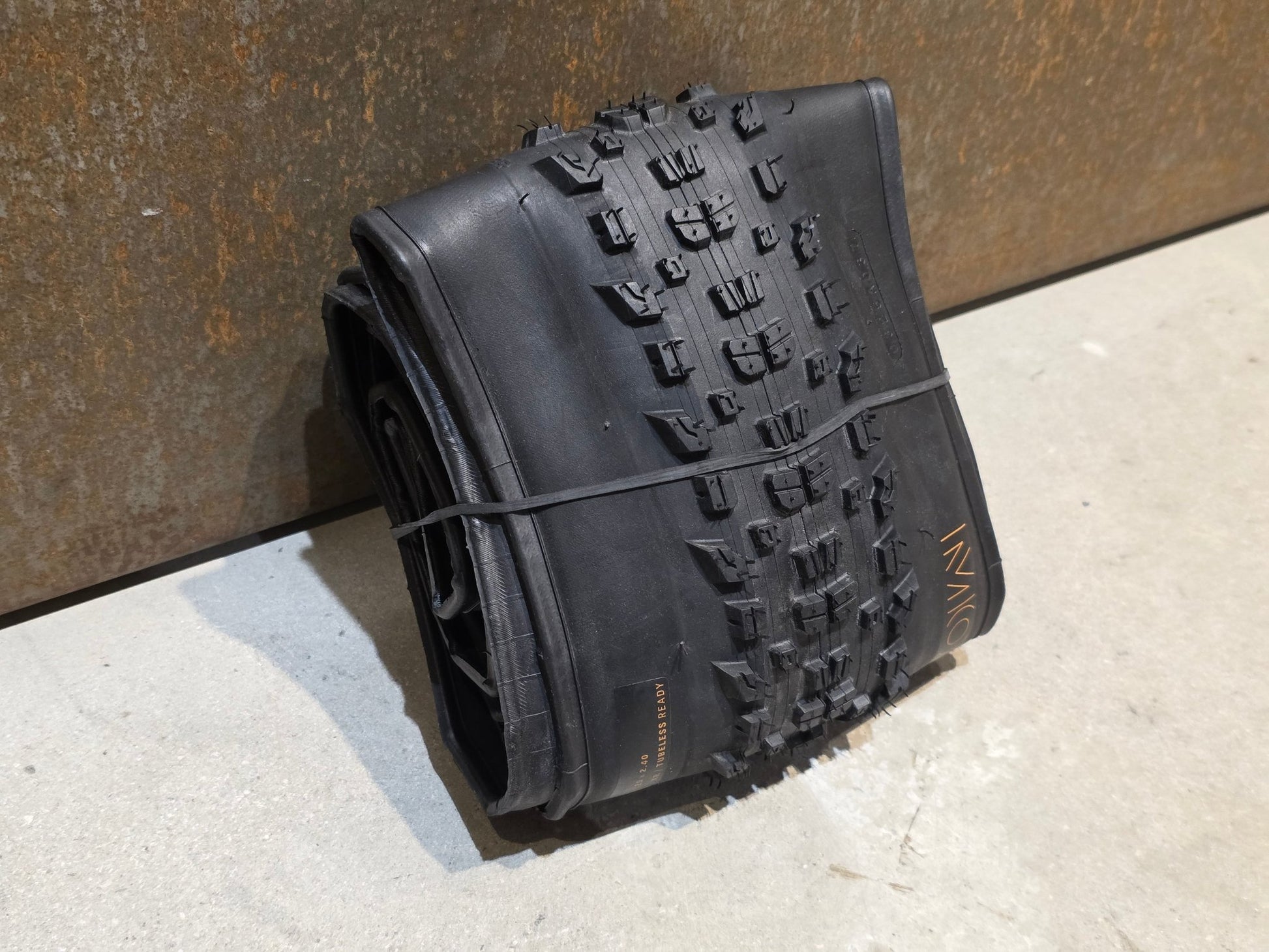 Reifen von Bontrager, BONTRAGER MONTROSE PRO XR TLR MOUNTAINBIKE REIFEN 29X2.40 vor USEDBIKES - OB.DE Hintergrund