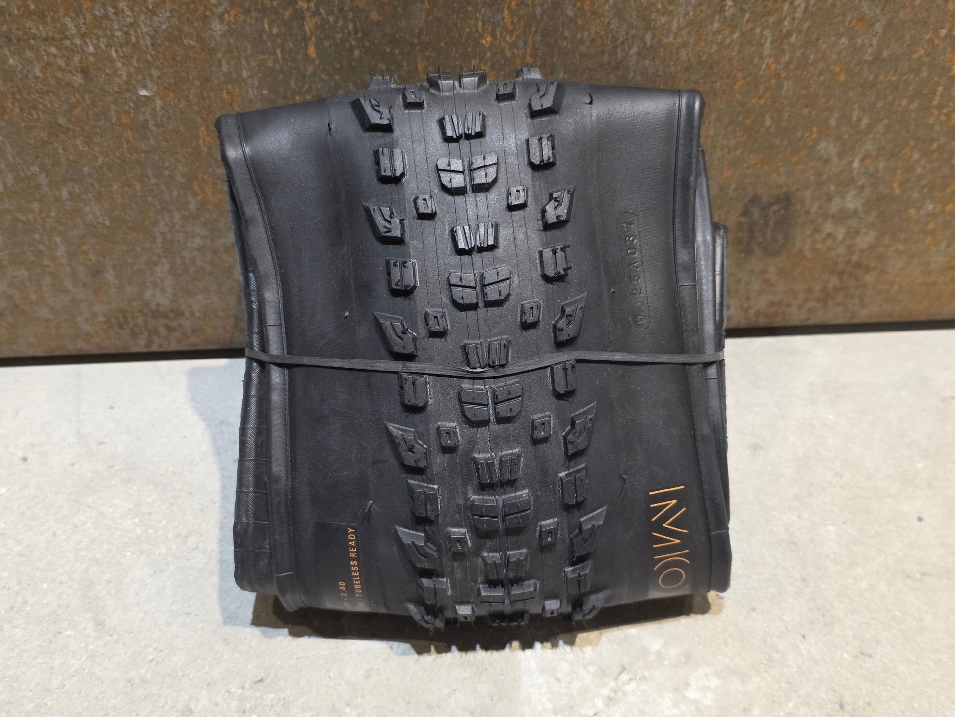 Reifen von Bontrager, BONTRAGER MONTROSE PRO XR TLR MOUNTAINBIKE REIFEN 29X2.40 vor USEDBIKES - OB.DE Hintergrund