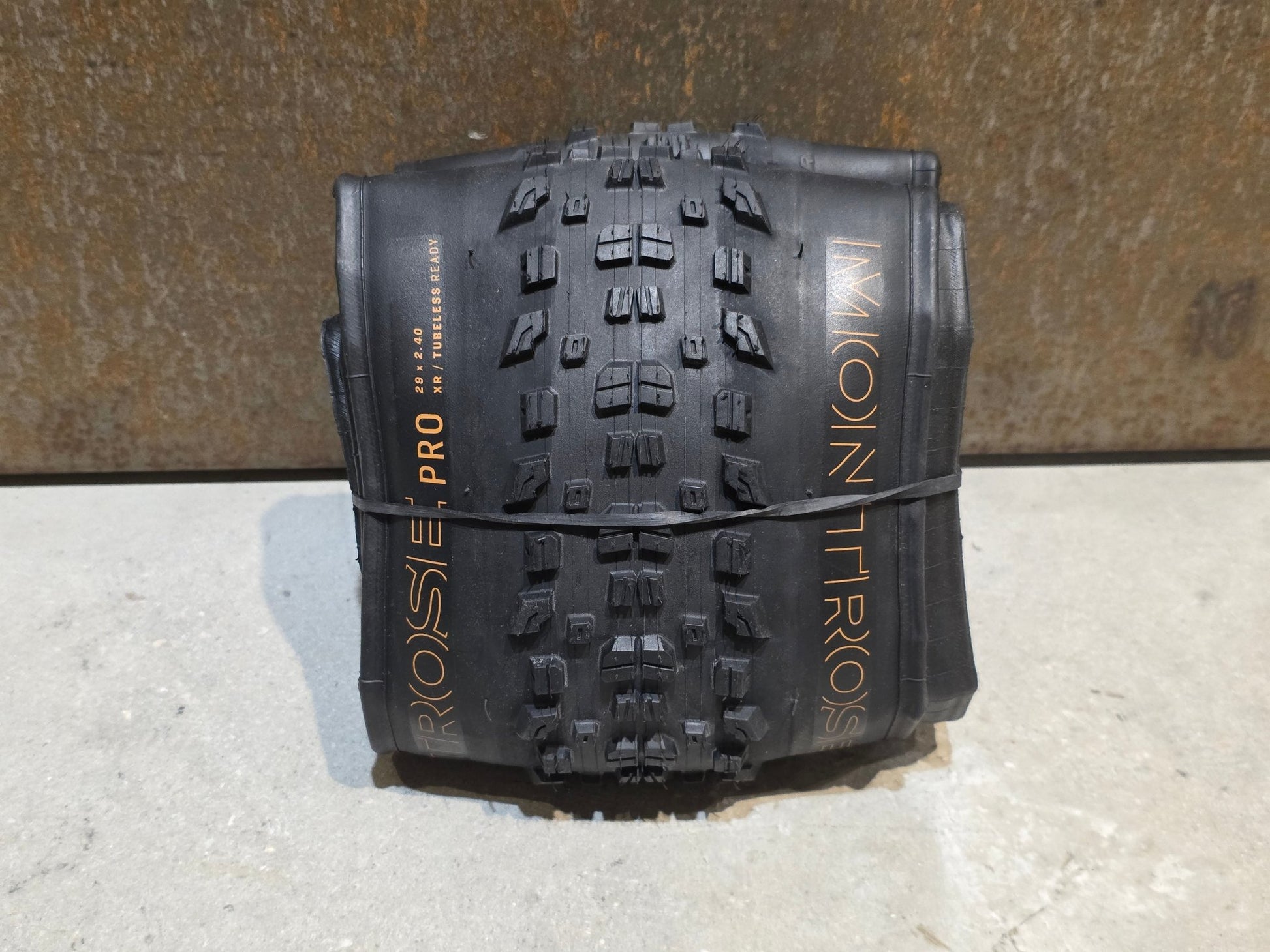 Reifen von Bontrager, BONTRAGER MONTROSE PRO XR TLR MOUNTAINBIKE REIFEN 29X2.40 vor USEDBIKES - OB.DE Hintergrund