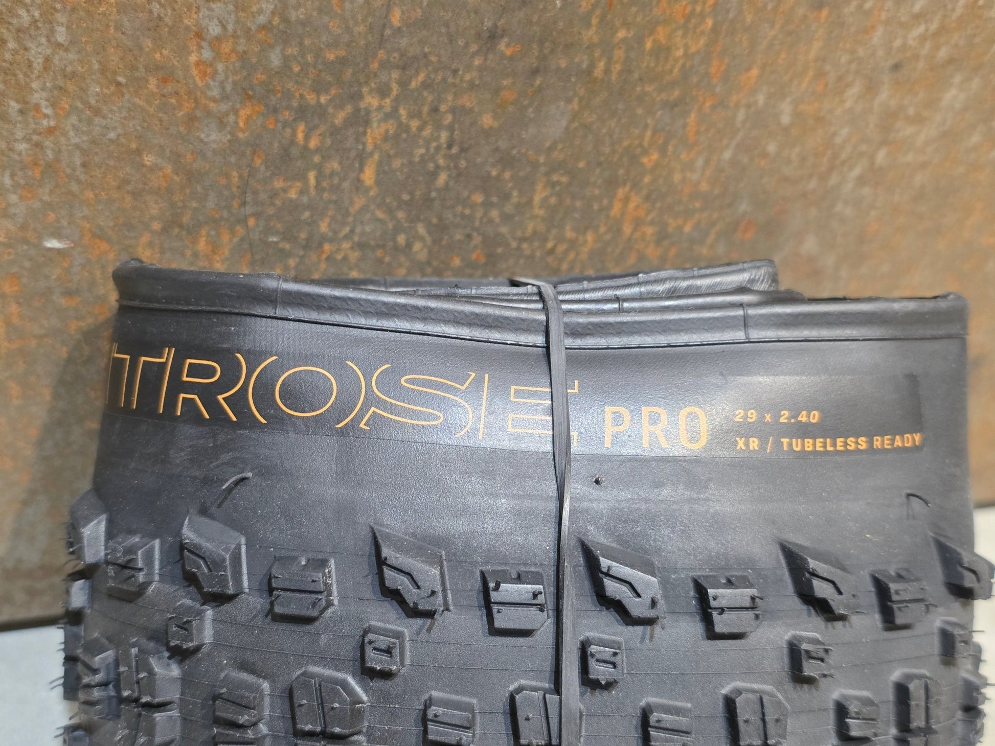 Reifen von Bontrager, BONTRAGER MONTROSE PRO XR TLR MOUNTAINBIKE REIFEN 29X2.40 vor USEDBIKES - OB.DE Hintergrund
