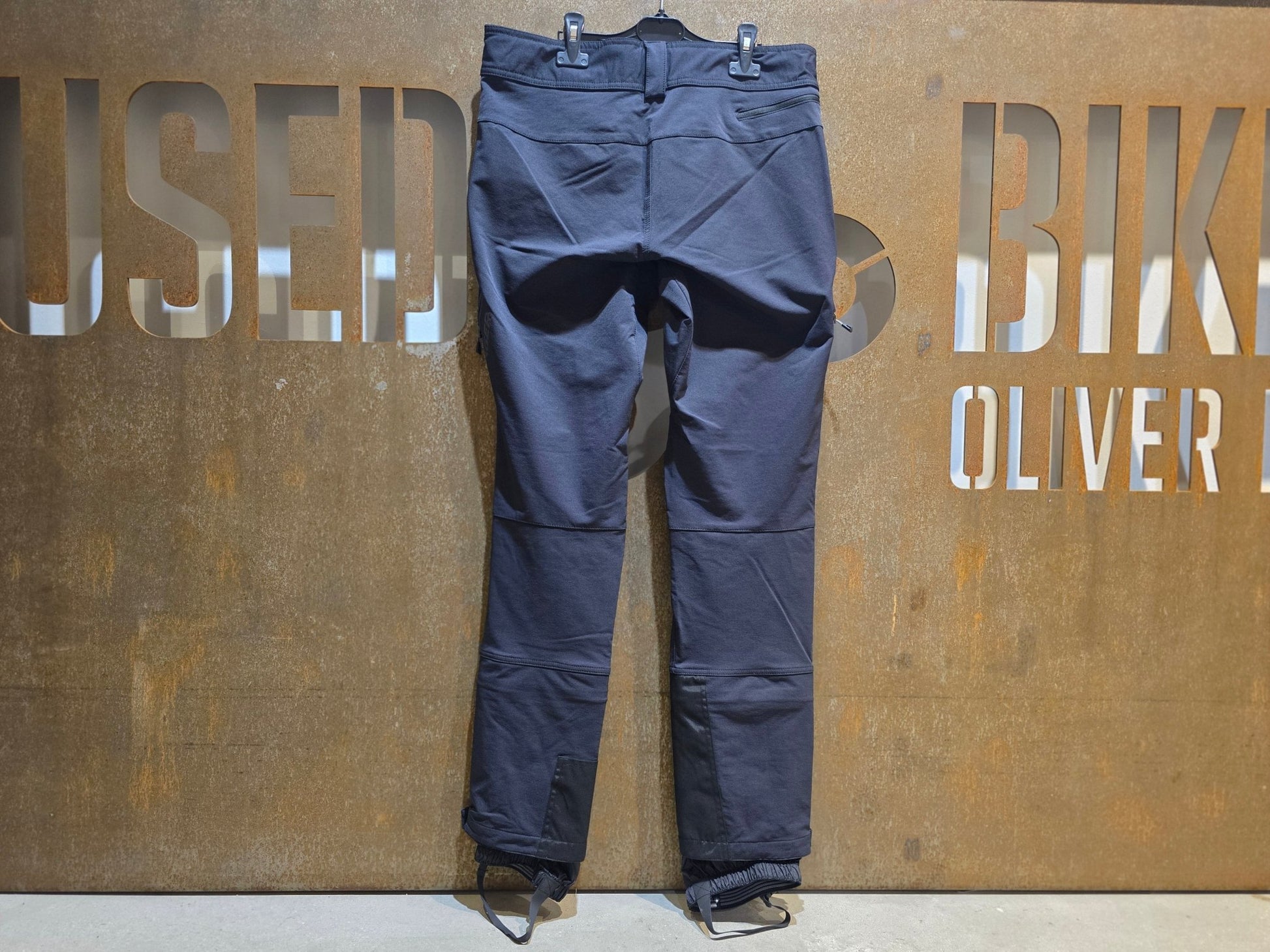 Hosen Herren von Bontrager, BONTRAGER OMW SOFTSHELL FATBIKE - HOSE / HERREN vor USEDBIKES - OB.DE Hintergrund