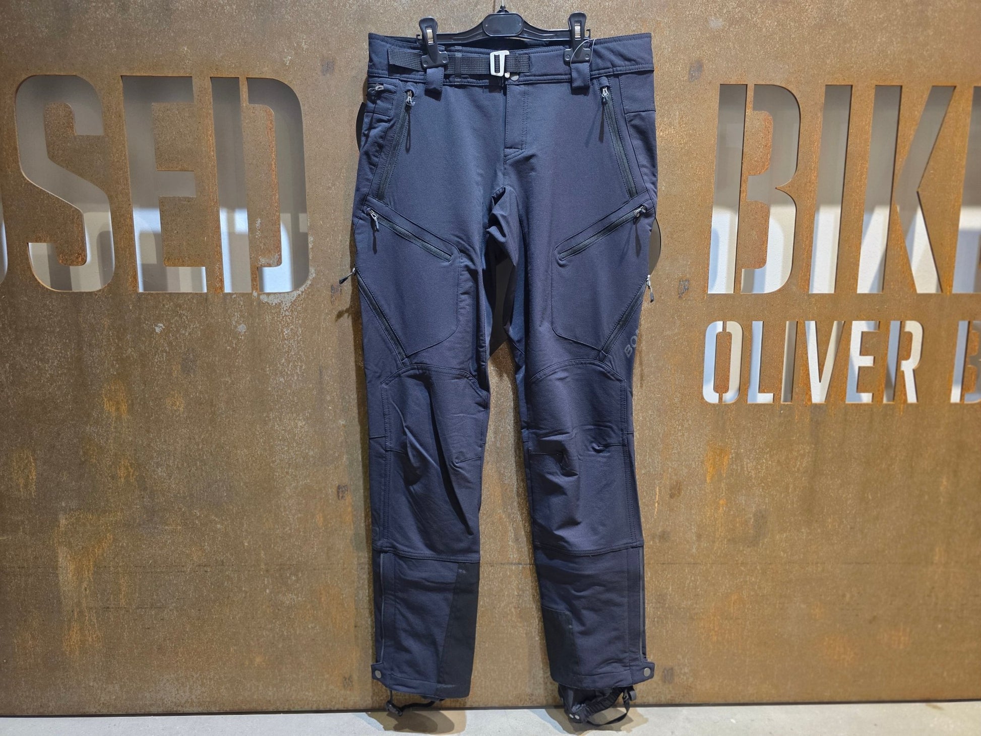 Hosen Herren von Bontrager, BONTRAGER OMW SOFTSHELL FATBIKE - HOSE / HERREN vor USEDBIKES - OB.DE Hintergrund