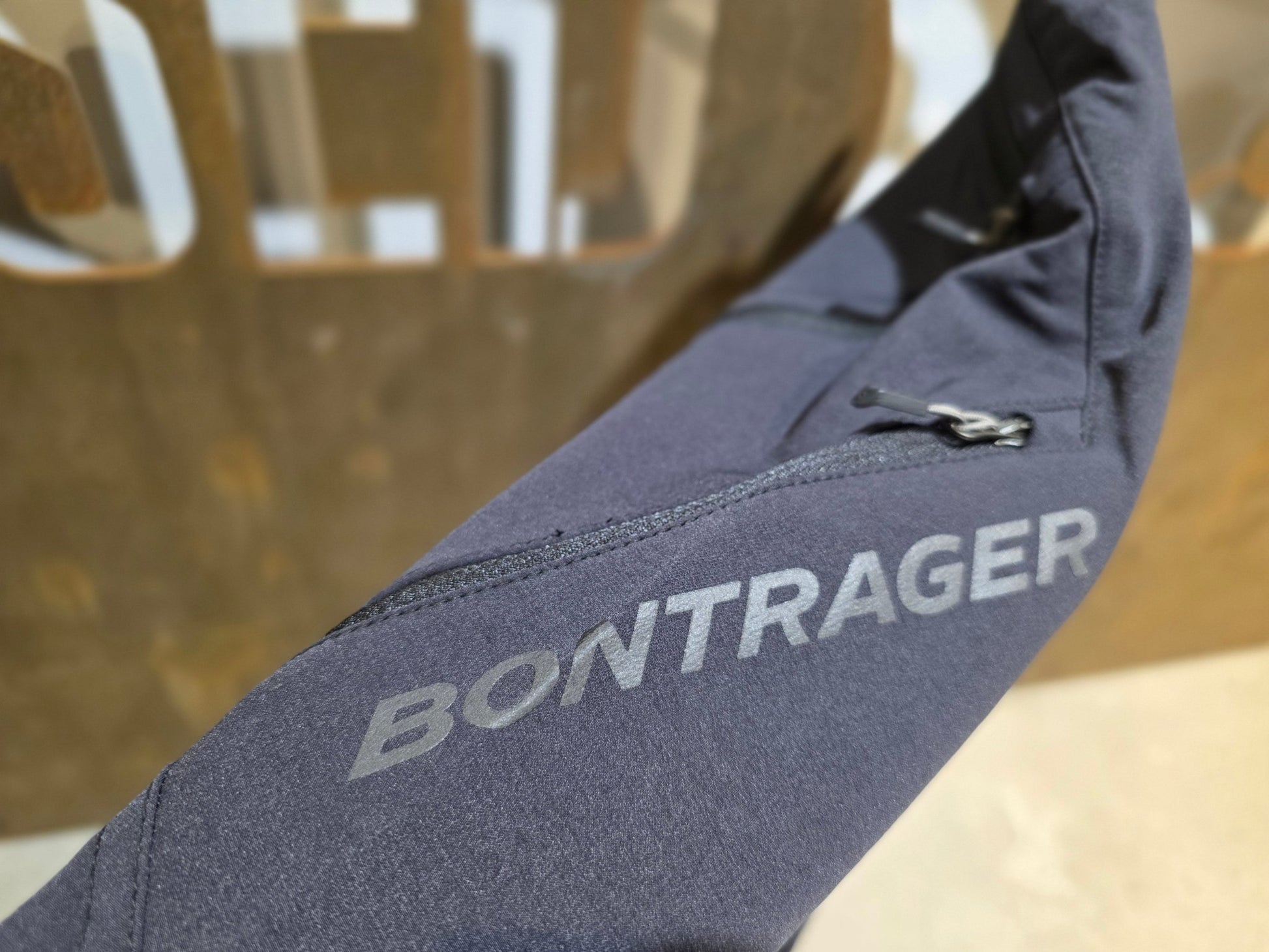 Hosen Herren von Bontrager, BONTRAGER OMW SOFTSHELL FATBIKE - HOSE / HERREN vor USEDBIKES - OB.DE Hintergrund