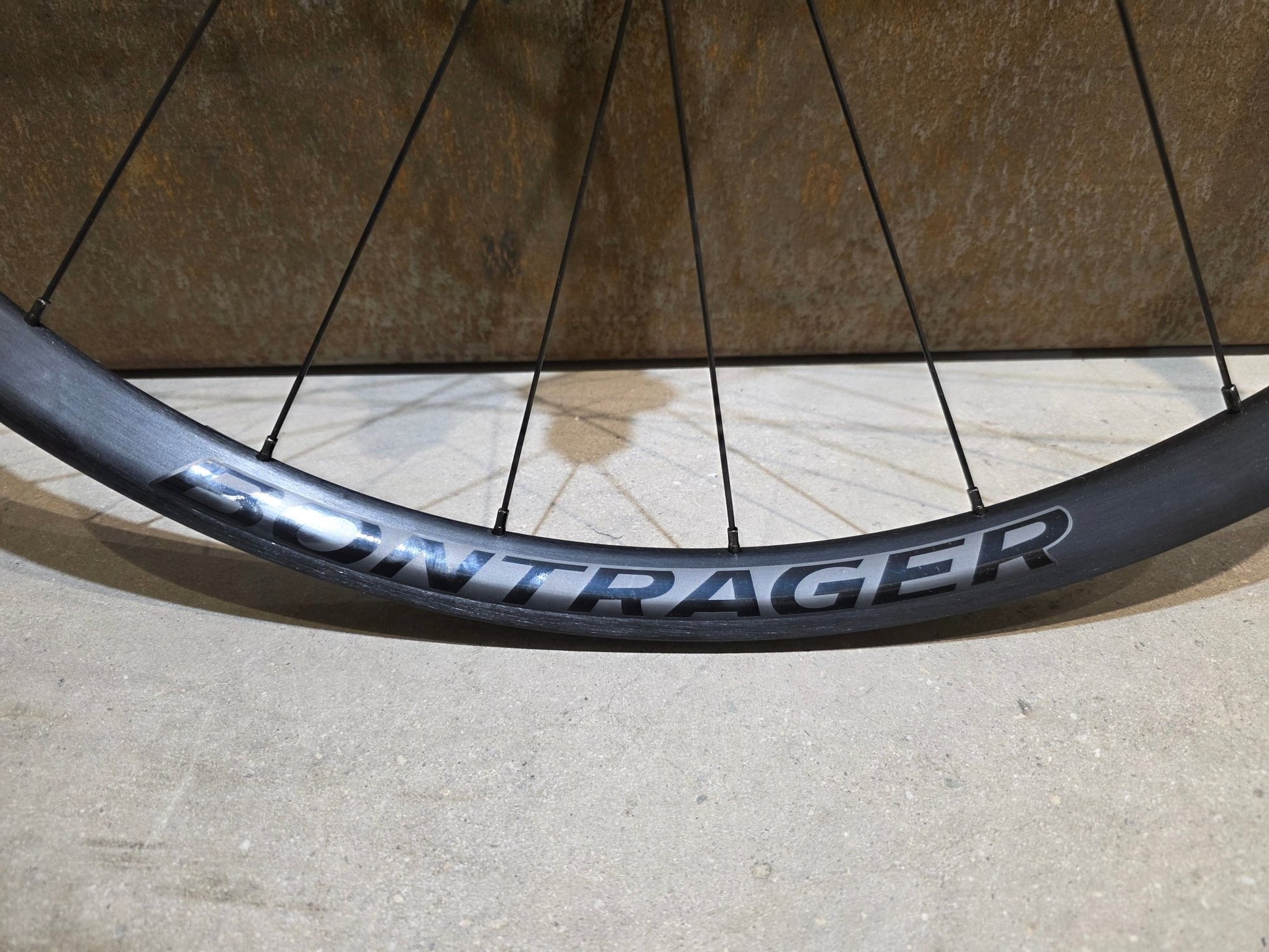 Laufrad/Laufradsatz von Bontrager, BONTRAGER PARADIGM COMP 25 TLR LAUFRADSATZ DISC vor USEDBIKES - OB.DE Hintergrund