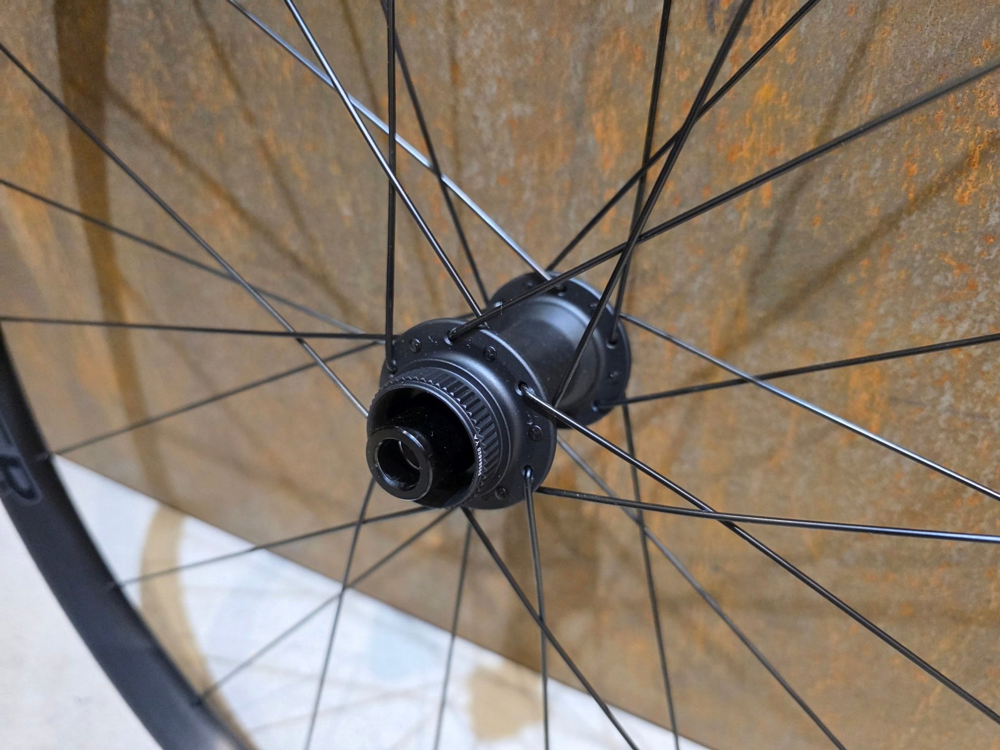 Laufrad/Laufradsatz von Bontrager, BONTRAGER PARADIGM COMP 25 TLR LAUFRADSATZ DISC vor USEDBIKES - OB.DE Hintergrund