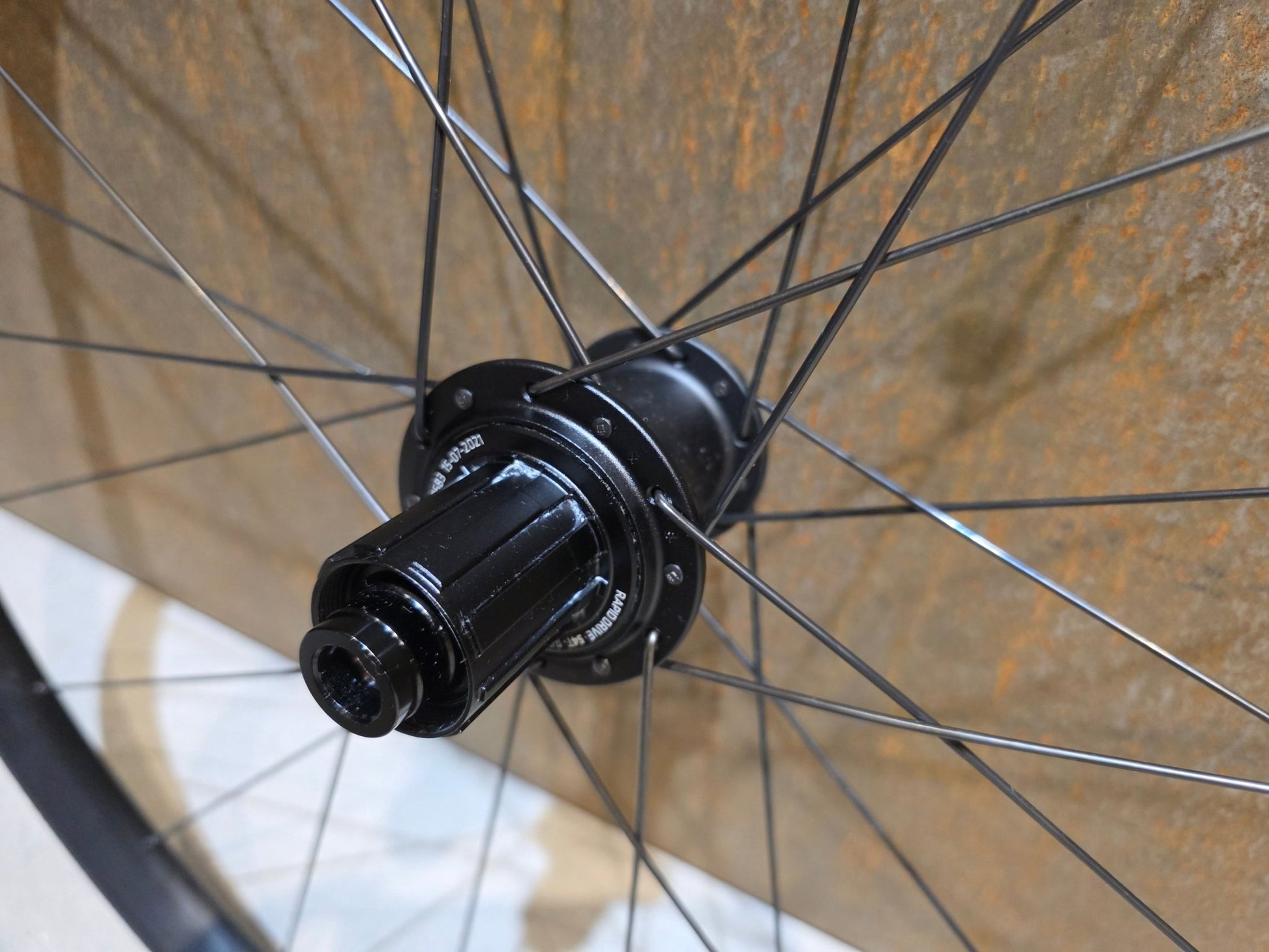 Laufrad/Laufradsatz von Bontrager, BONTRAGER PARADIGM COMP 25 TLR LAUFRADSATZ DISC vor USEDBIKES - OB.DE Hintergrund