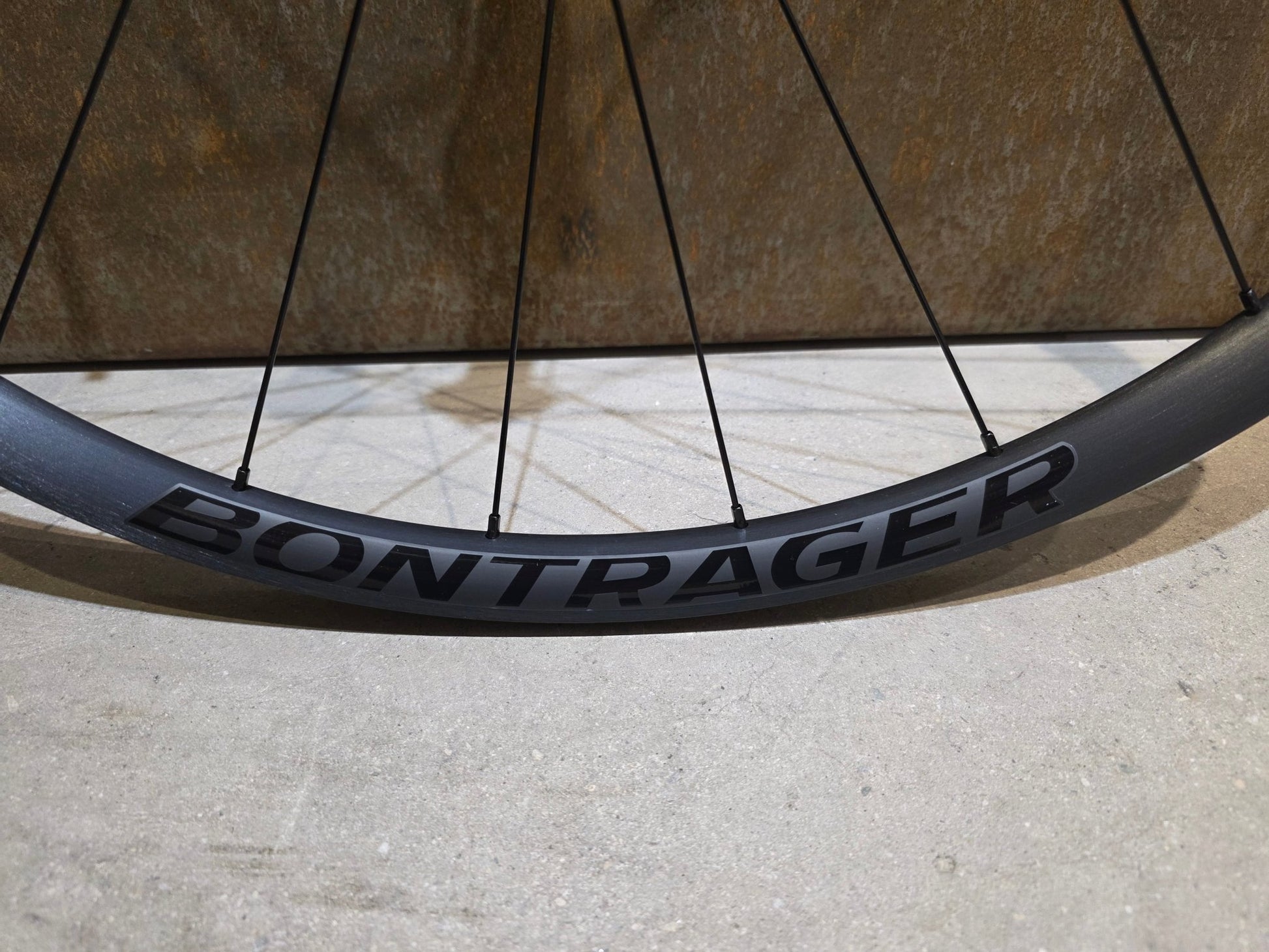 Laufrad/Laufradsatz von Bontrager, BONTRAGER PARADIGM COMP 25 TLR LAUFRADSATZ DISC vor USEDBIKES - OB.DE Hintergrund