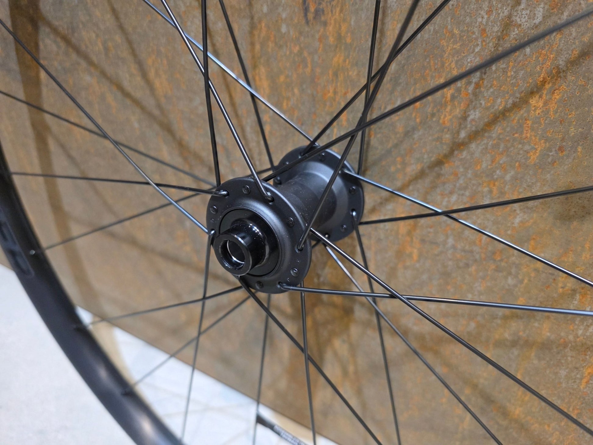 Laufrad/Laufradsatz von Bontrager, BONTRAGER PARADIGM COMP 25 TLR LAUFRADSATZ DISC vor USEDBIKES - OB.DE Hintergrund