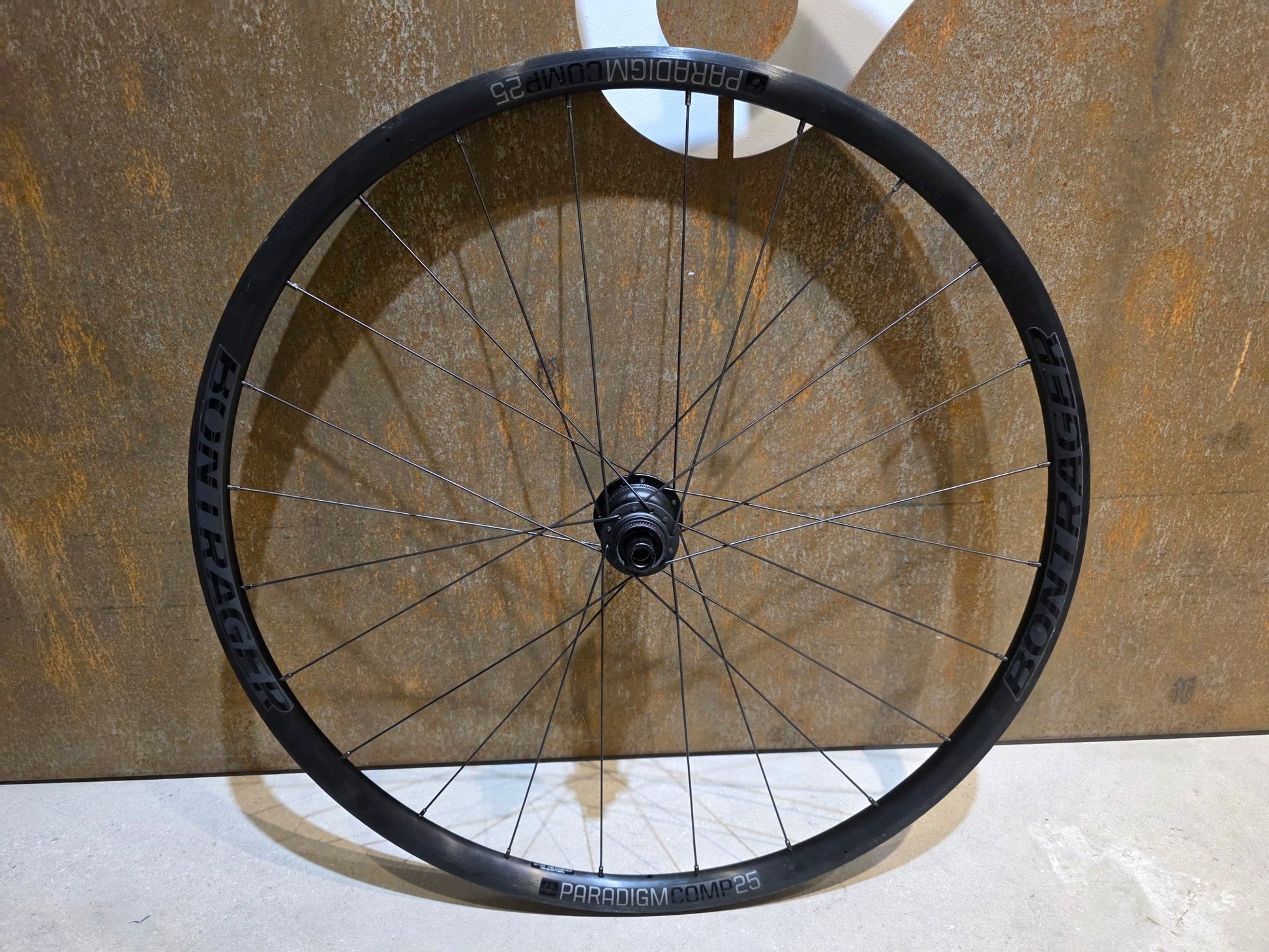 Laufrad/Laufradsatz von Bontrager, BONTRAGER PARADIGM COMP 25 TLR LAUFRADSATZ DISC vor USEDBIKES - OB.DE Hintergrund