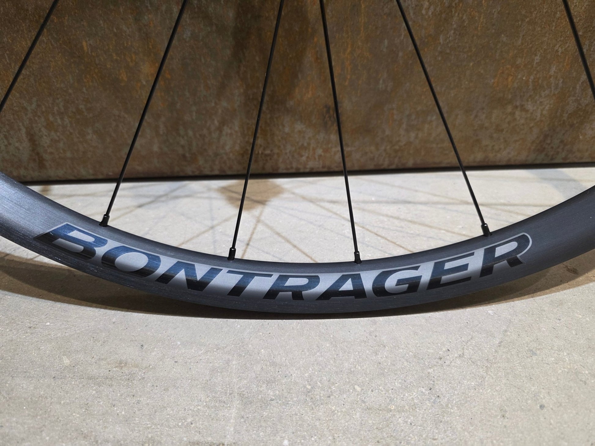 Laufrad/Laufradsatz von Bontrager, BONTRAGER PARADIGM COMP 25 TLR LAUFRADSATZ DISC vor USEDBIKES - OB.DE Hintergrund