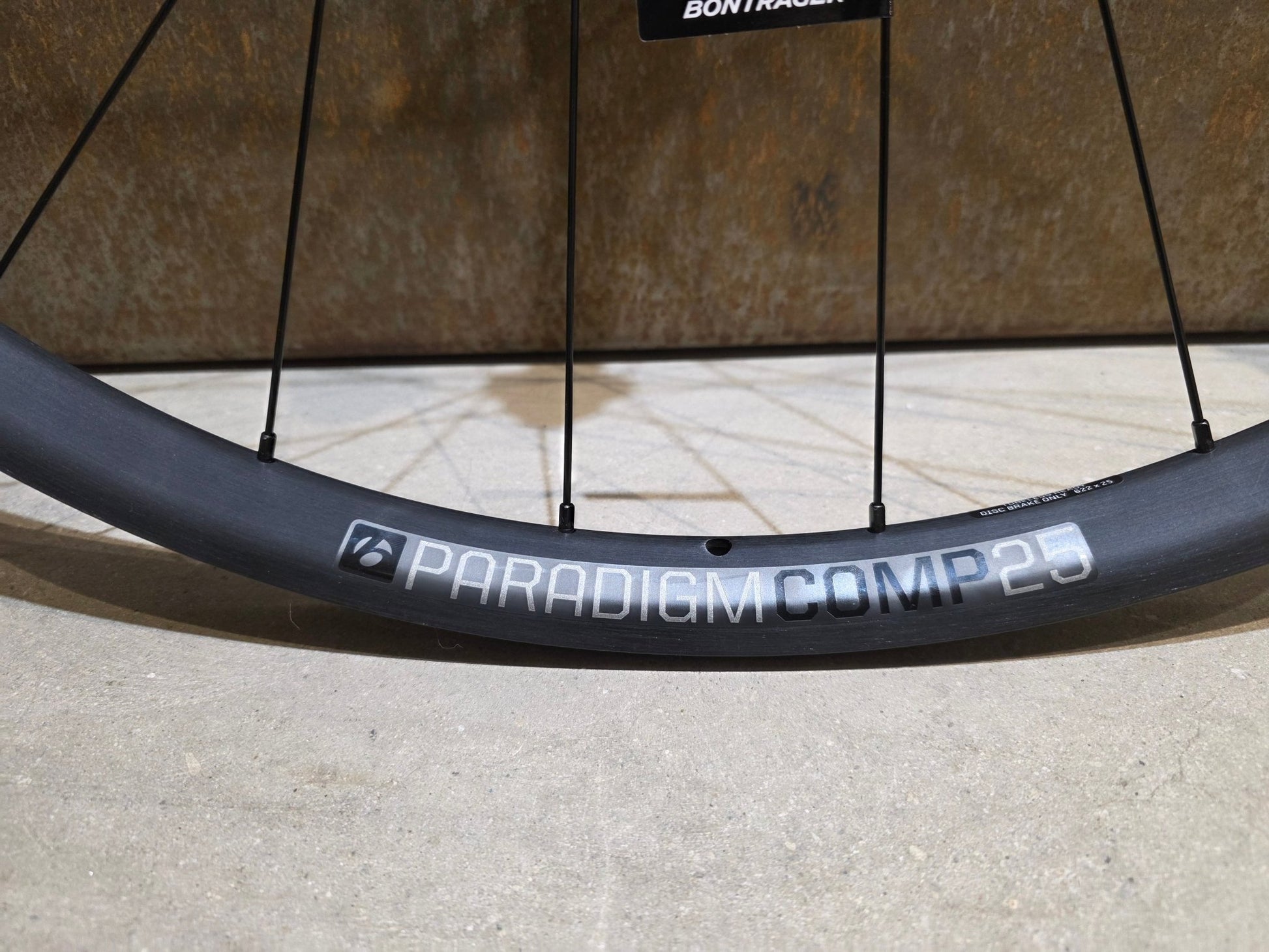 Laufrad/Laufradsatz von Bontrager, BONTRAGER PARADIGM COMP 25 TLR LAUFRADSATZ DISC vor USEDBIKES - OB.DE Hintergrund