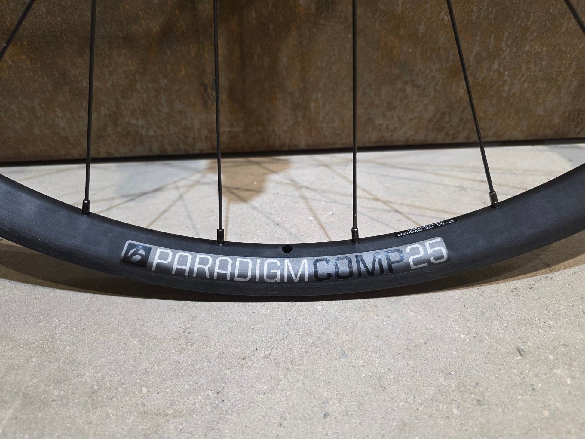 Laufrad/Laufradsatz von Bontrager, BONTRAGER PARADIGM COMP 25 TLR LAUFRADSATZ DISC vor USEDBIKES - OB.DE Hintergrund