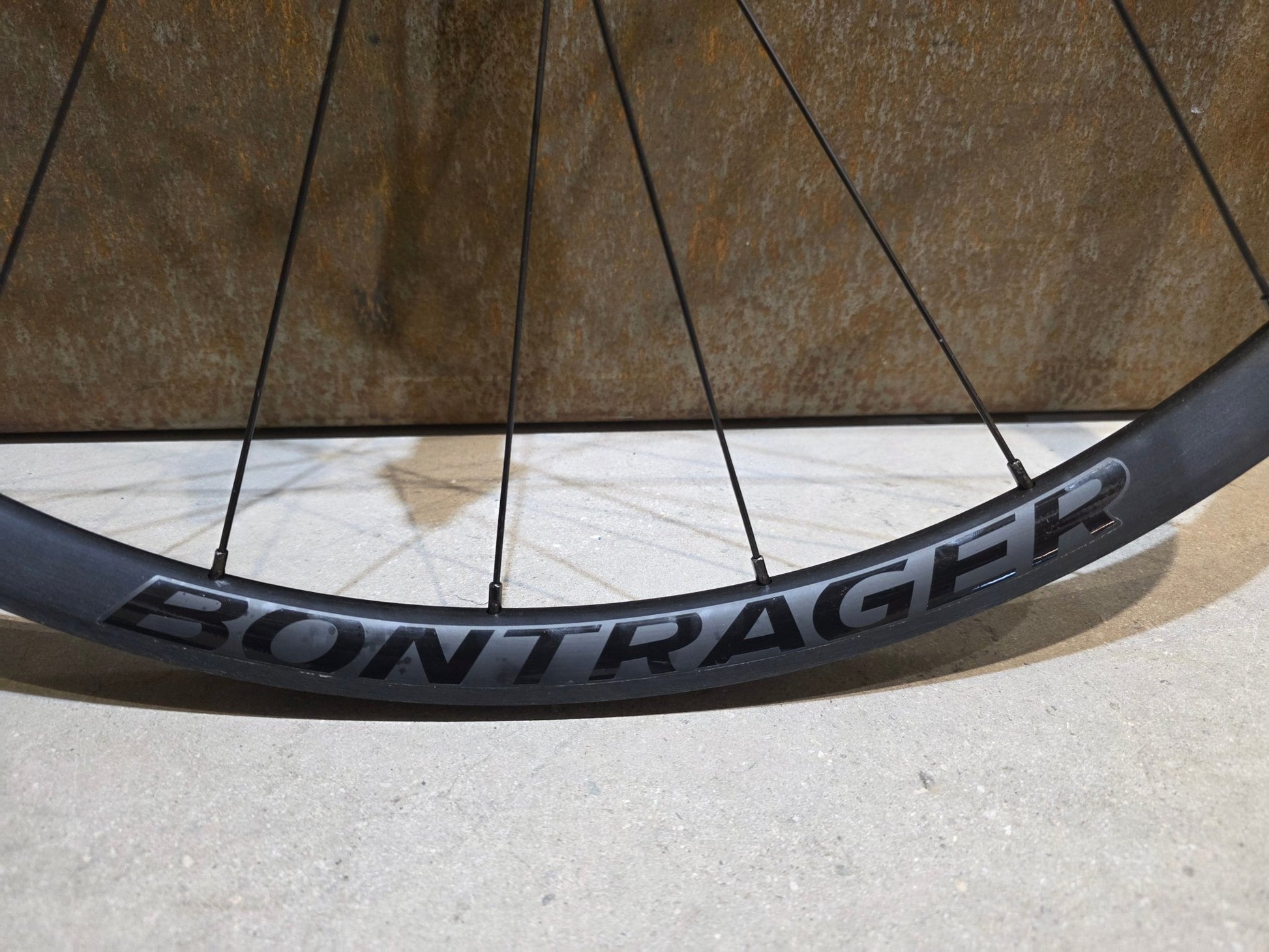 Laufrad/Laufradsatz von Bontrager, BONTRAGER PARADIGM COMP 25 TLR LAUFRADSATZ DISC vor USEDBIKES - OB.DE Hintergrund