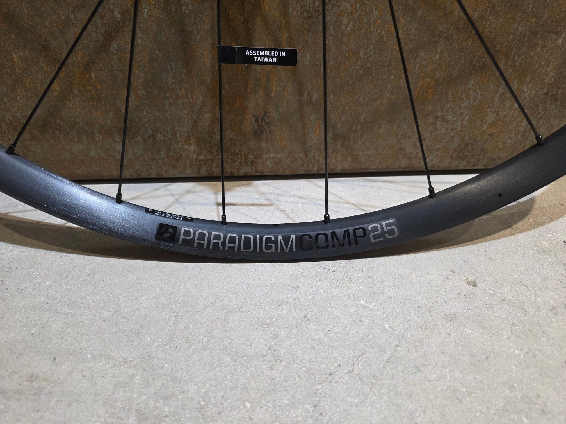 Laufrad/Laufradsatz von Bontrager, BONTRAGER PARADIGM COMP 25 TLR LAUFRADSATZ DISC vor USEDBIKES - OB.DE Hintergrund