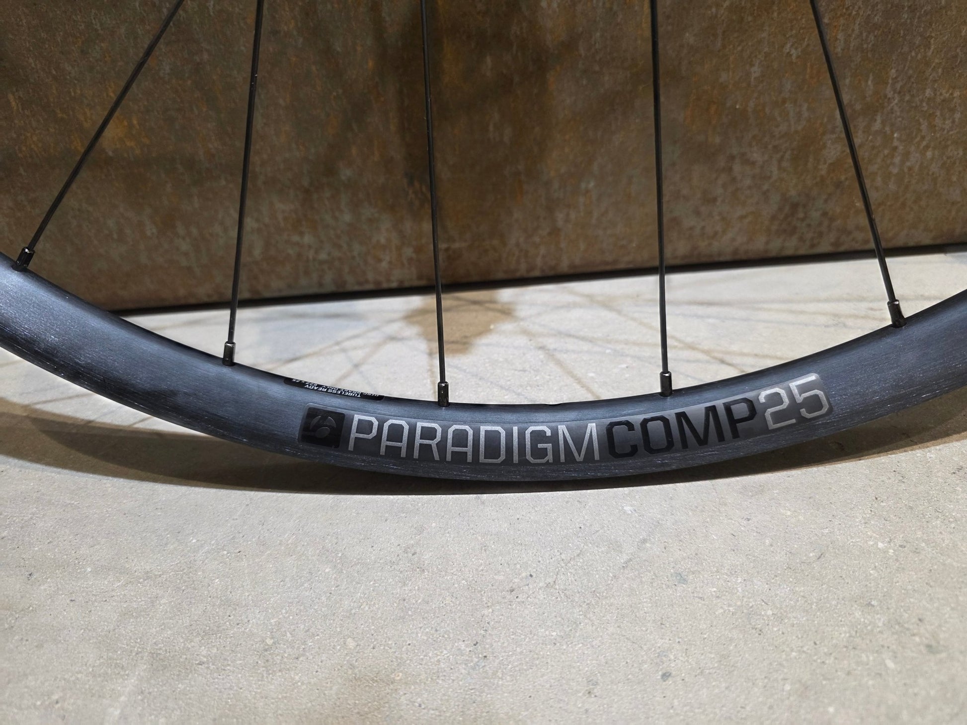 Laufrad/Laufradsatz von Bontrager, BONTRAGER PARADIGM COMP 25 TLR LAUFRADSATZ DISC vor USEDBIKES - OB.DE Hintergrund