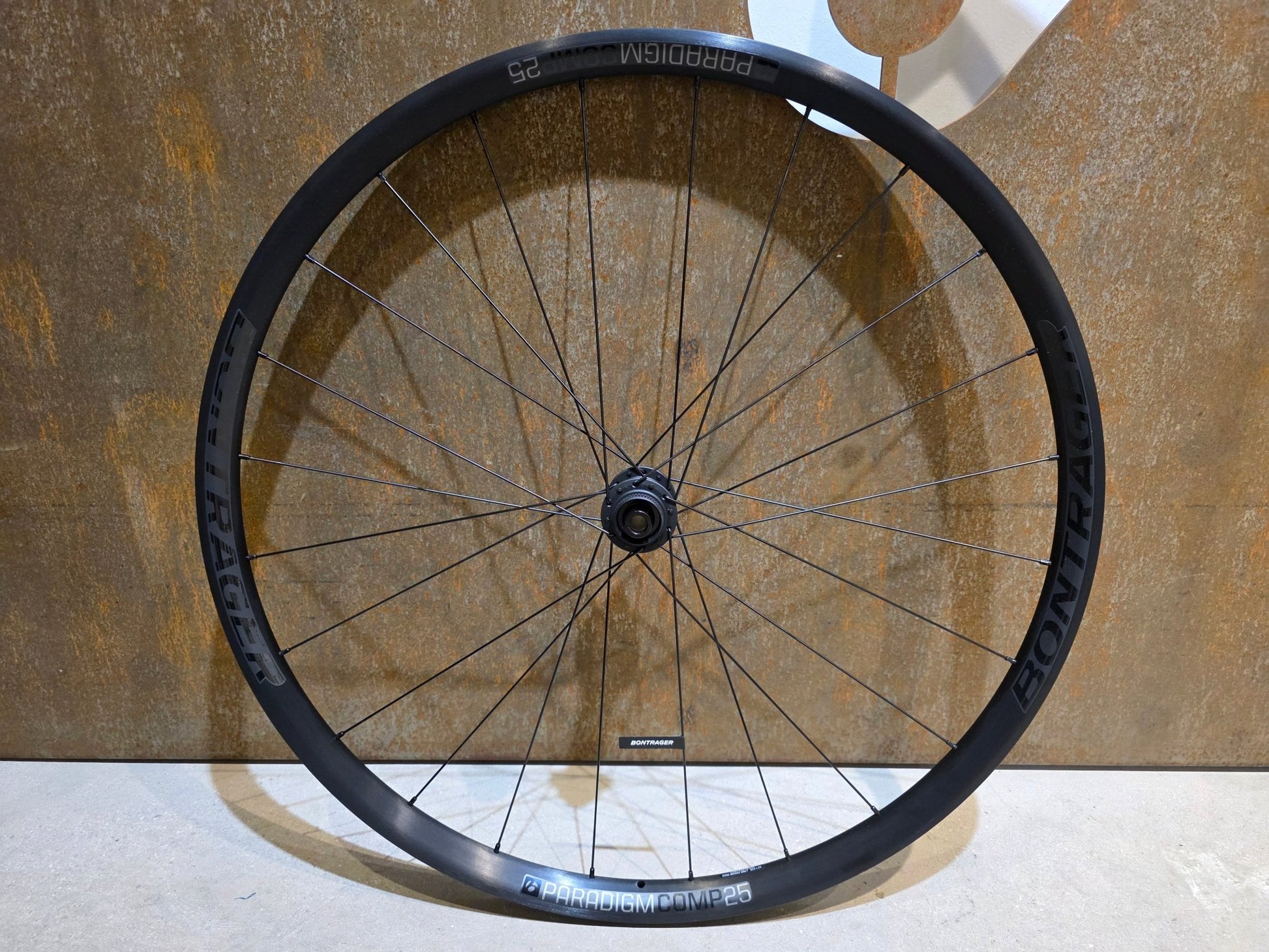 Laufrad/Laufradsatz von Bontrager, BONTRAGER PARADIGM COMP 25 TLR LAUFRADSATZ DISC vor USEDBIKES - OB.DE Hintergrund