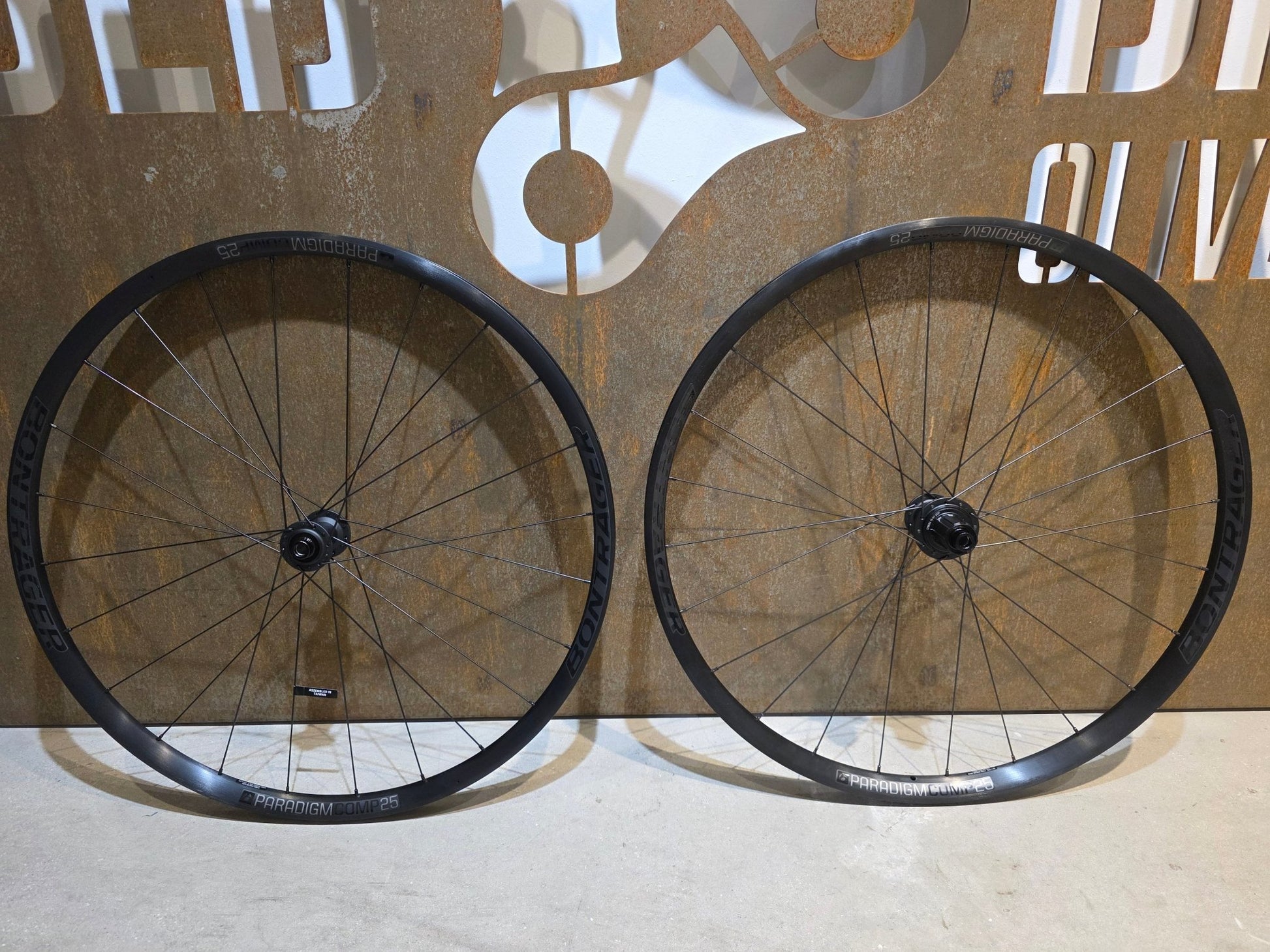 Laufrad/Laufradsatz von Bontrager, BONTRAGER PARADIGM COMP 25 TLR LAUFRADSATZ DISC vor USEDBIKES - OB.DE Hintergrund