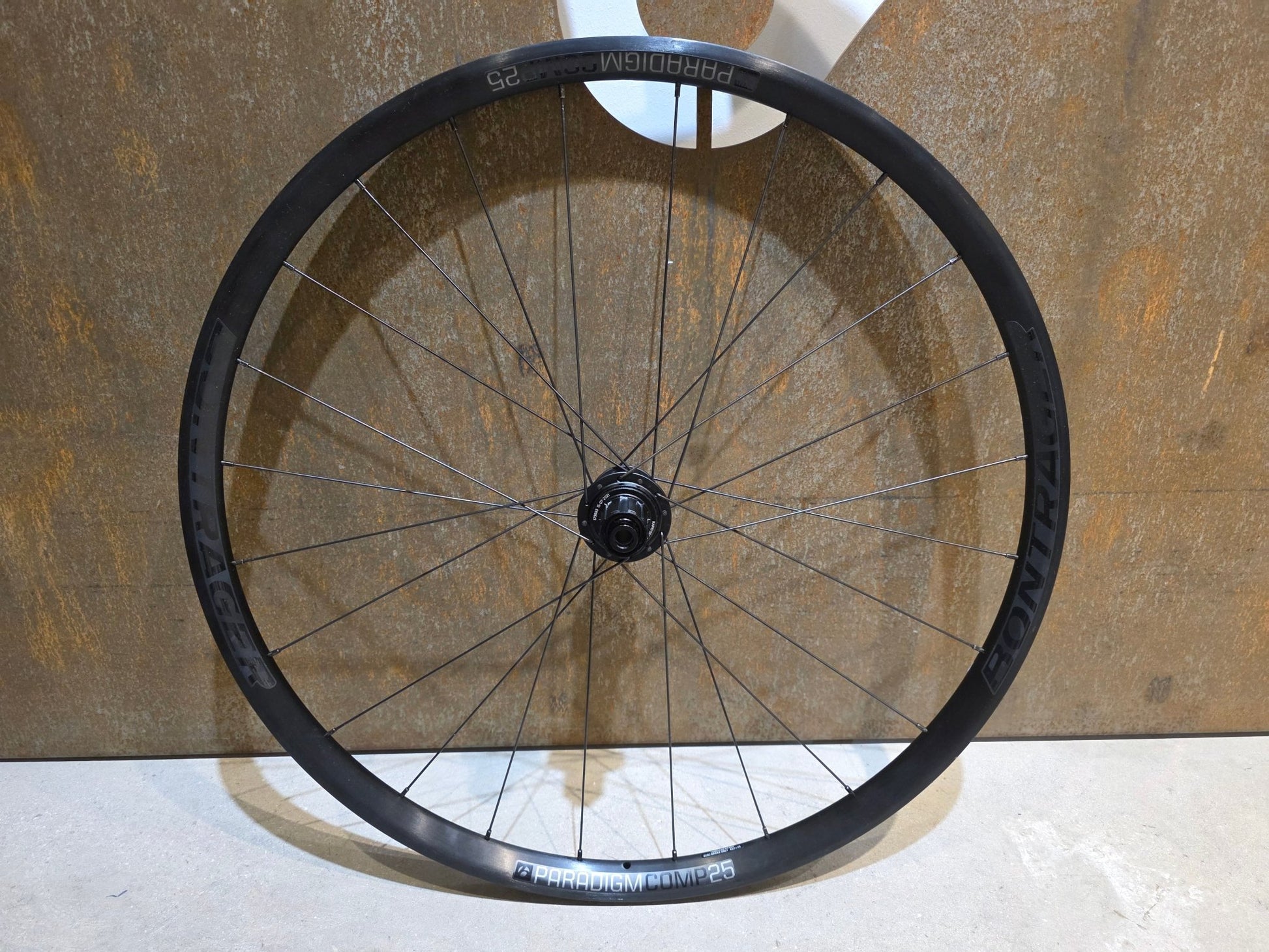 Laufrad/Laufradsatz von Bontrager, BONTRAGER PARADIGM COMP 25 TLR LAUFRADSATZ DISC vor USEDBIKES - OB.DE Hintergrund