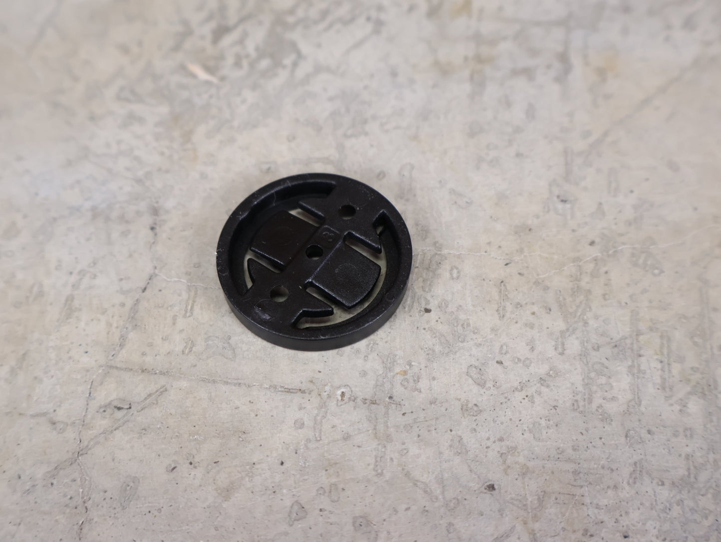 Computerhalterung von Bontrager, BONTRAGER PRO BLENDR GARMIN ADAPTER - PUCK / COMPUTERHALTERUNG – ORIGINAL ERSATZTEIL 5266373 vor USEDBIKES - OB.DE Hintergrund