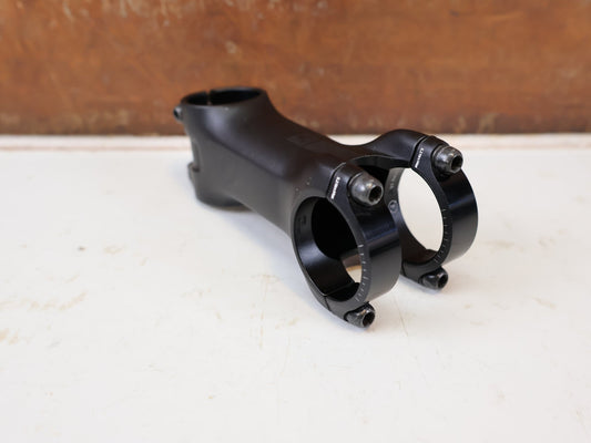 Vorbau von Bontrager, BONTRAGER PRO BLENDR VORBAU 90MM 7 GRAD 31.8MM vor USEDBIKES-OB.DE Hintergrund