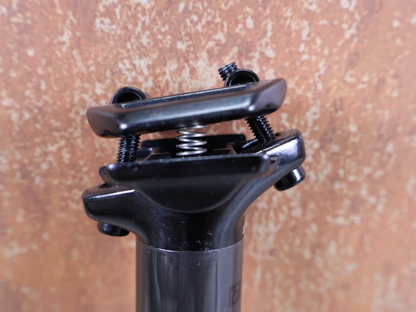 Sattelstütze von Bontrager, BONTRAGER PRO CARBON SATTELSTÜTZE – 31,6 MM – 330 MM – 0 MM OFFSET vor USEDBIKES - OB.DE Hintergrund