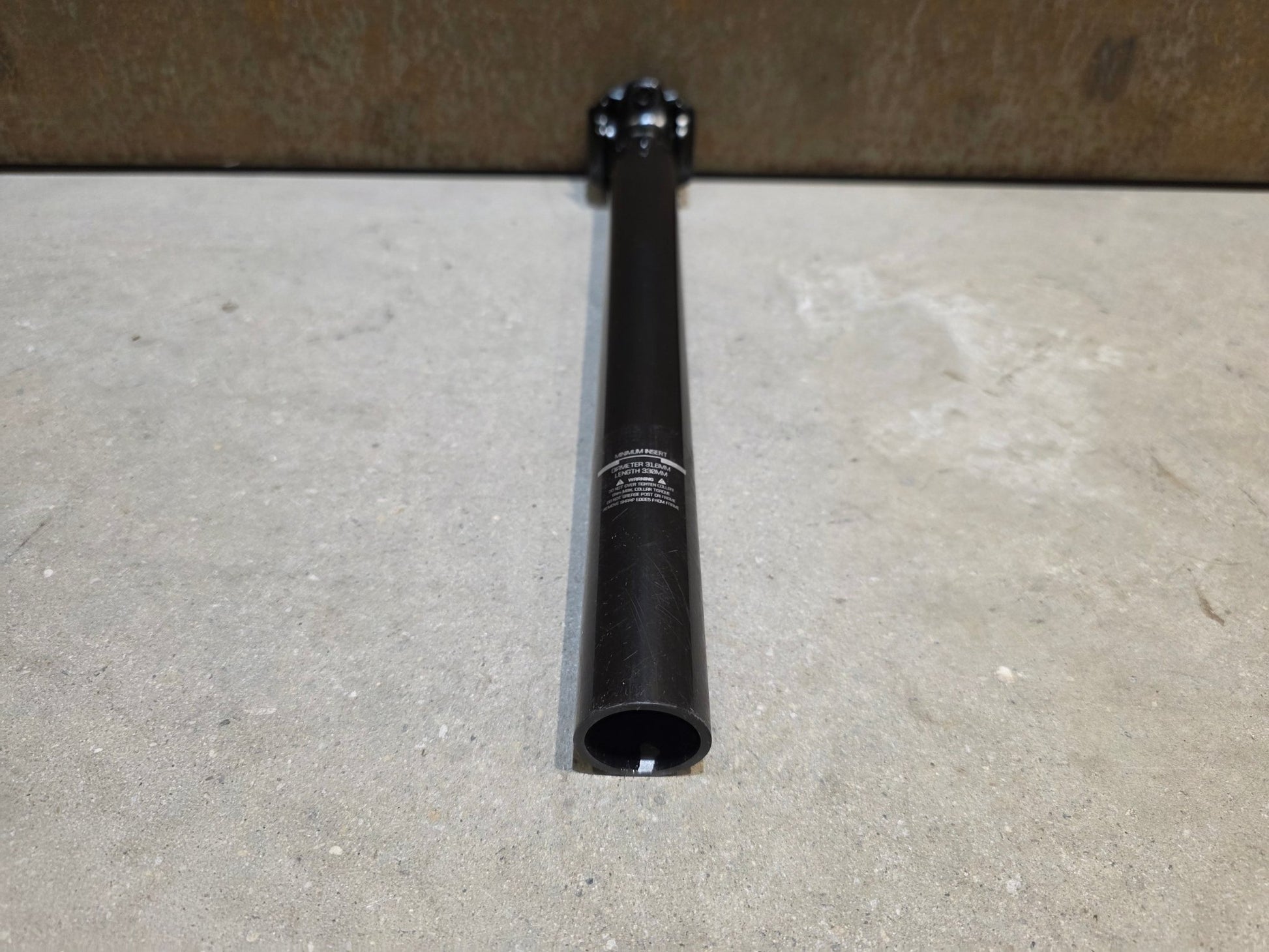 Sattelstütze von Bontrager, BONTRAGER PRO CARBON SATTELSTÜTZE 31,6MM 330MM vor USEDBIKES - OB.DE Hintergrund