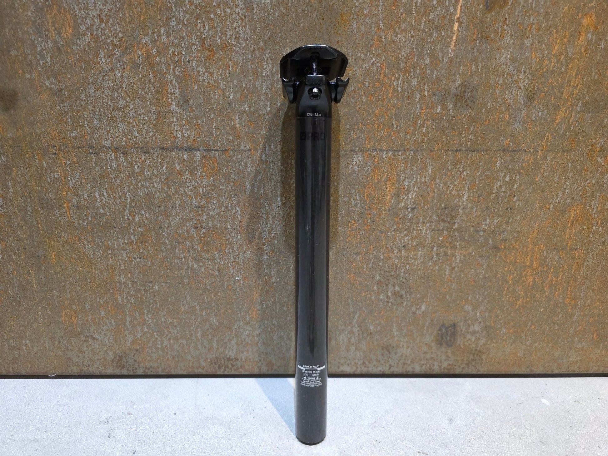 Sattelstütze von Bontrager, BONTRAGER PRO CARBON SATTELSTÜTZE 31,6MM 330MM vor USEDBIKES - OB.DE Hintergrund