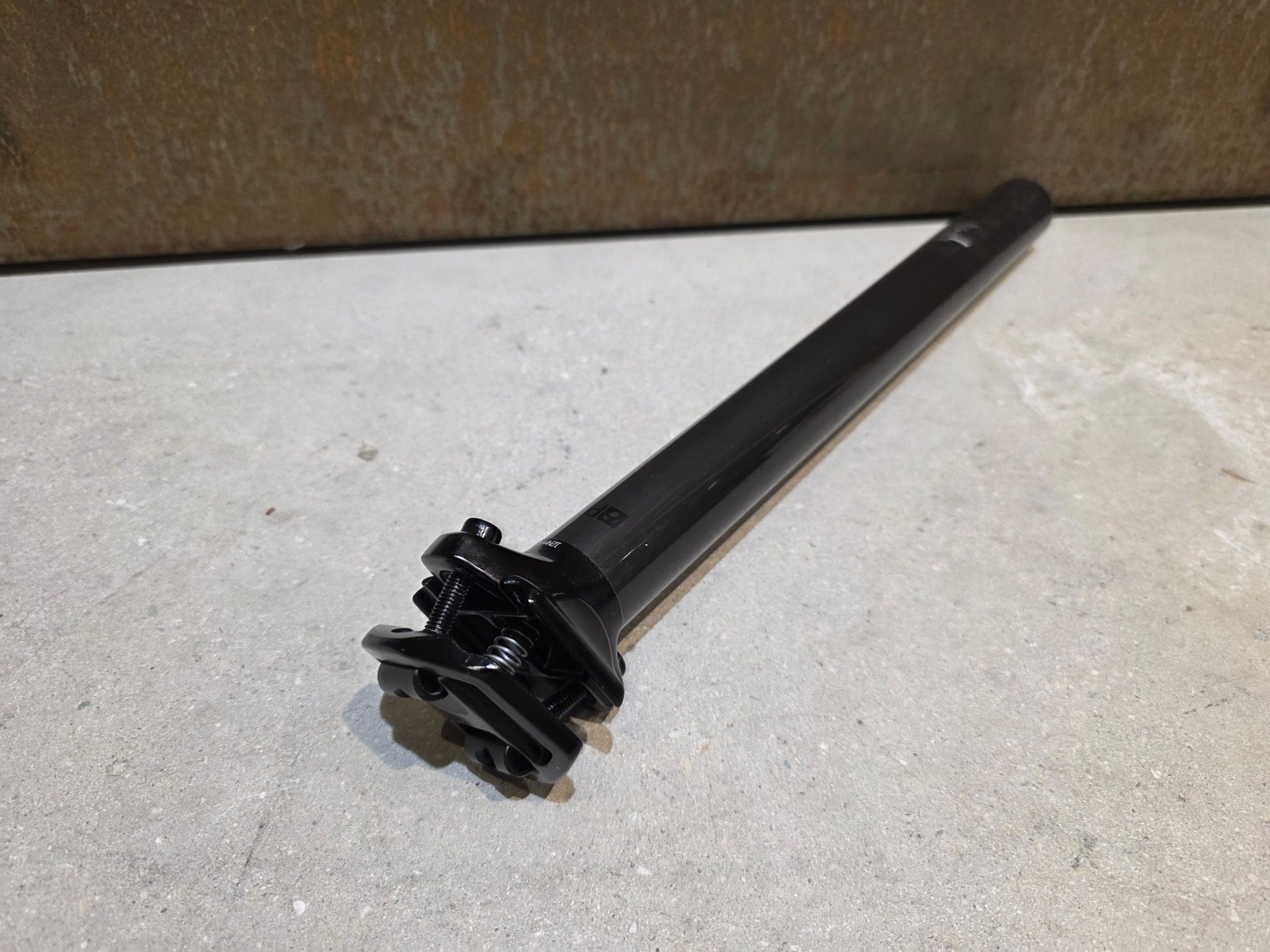 Sattelstütze von Bontrager, BONTRAGER PRO CARBON SATTELSTÜTZE 31,6MM 330MM vor USEDBIKES - OB.DE Hintergrund