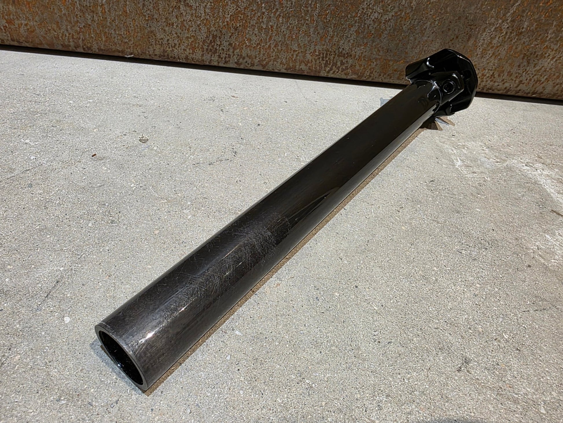 Sattelstütze von Bontrager, BONTRAGER PRO CARBON SATTELSTÜTZE 31,6MM 330MM vor USEDBIKES - OB.DE Hintergrund