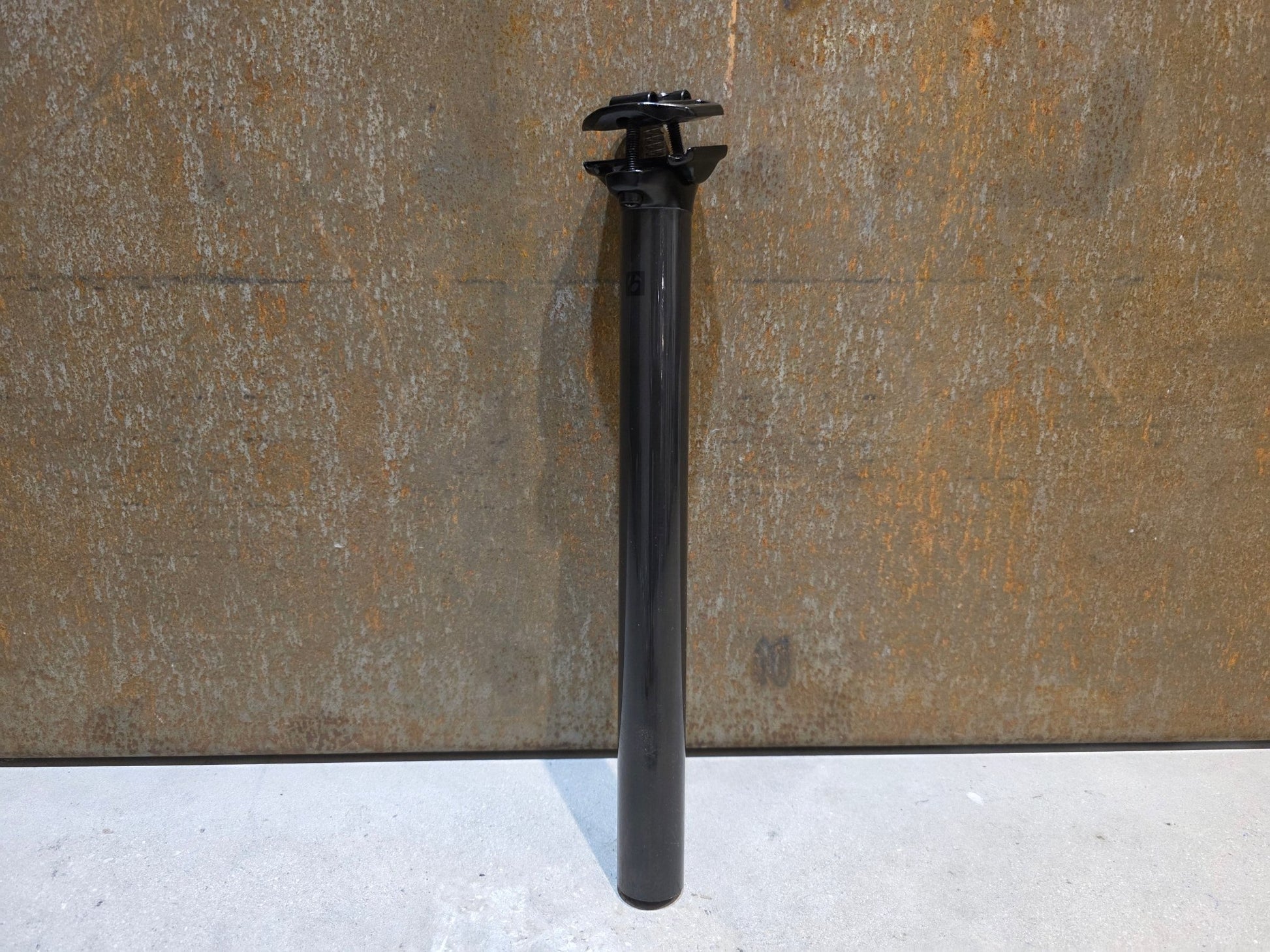 Sattelstütze von Bontrager, BONTRAGER PRO CARBON SATTELSTÜTZE 31,6MM 330MM vor USEDBIKES - OB.DE Hintergrund